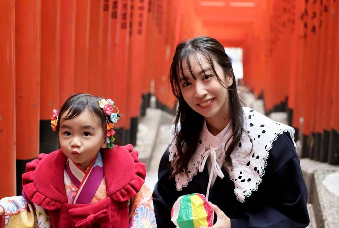 渡辺亜紗美さんのインスタグラム写真 - (渡辺亜紗美Instagram)「⁡ ⁡ 👘👘⛩👏 ⁡ ⁡ ちなみに、むしゅめは こ祈祷中の笛？を吹いてる方をみて 小さい声で 「あの子、疲れないのかなぁ？」って 心配してました。 ⁡ ⁡ ⁡ ⁡ ⁡ ⁡ #こどものいる生活　#3歳　#成長記録　#育児日記　#令和𝟤年ベビー #𝟣𝟣月生まれ　#𝟤𝟢𝟤𝟢_𝖺𝗎𝗍𝗎𝗆𝗆_𝖻𝖺𝖻𝗒部　#𝖻𝖺𝖻𝗒 #𝖻𝖺𝖻𝗒𝗀𝗂𝗋𝗅 #ベビスタグラム #コドモダカラ　#ママリ　#コドモノ　#女の子ママ　#七五三　#七五三3歳 ⁡」11月24日 22時57分 - asami_w_927