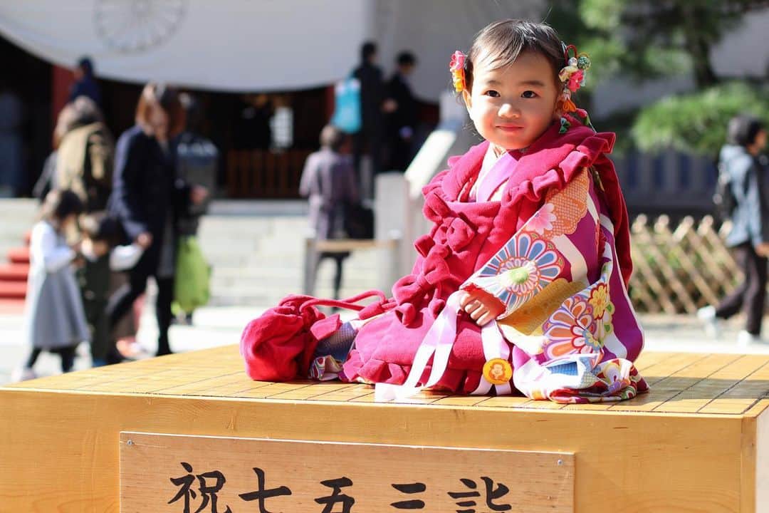 渡辺亜紗美さんのインスタグラム写真 - (渡辺亜紗美Instagram)「⁡ ⁡ 👘👘⛩👏 ⁡ ⁡ ちなみに、むしゅめは こ祈祷中の笛？を吹いてる方をみて 小さい声で 「あの子、疲れないのかなぁ？」って 心配してました。 ⁡ ⁡ ⁡ ⁡ ⁡ ⁡ #こどものいる生活　#3歳　#成長記録　#育児日記　#令和𝟤年ベビー #𝟣𝟣月生まれ　#𝟤𝟢𝟤𝟢_𝖺𝗎𝗍𝗎𝗆𝗆_𝖻𝖺𝖻𝗒部　#𝖻𝖺𝖻𝗒 #𝖻𝖺𝖻𝗒𝗀𝗂𝗋𝗅 #ベビスタグラム #コドモダカラ　#ママリ　#コドモノ　#女の子ママ　#七五三　#七五三3歳 ⁡」11月24日 22時57分 - asami_w_927
