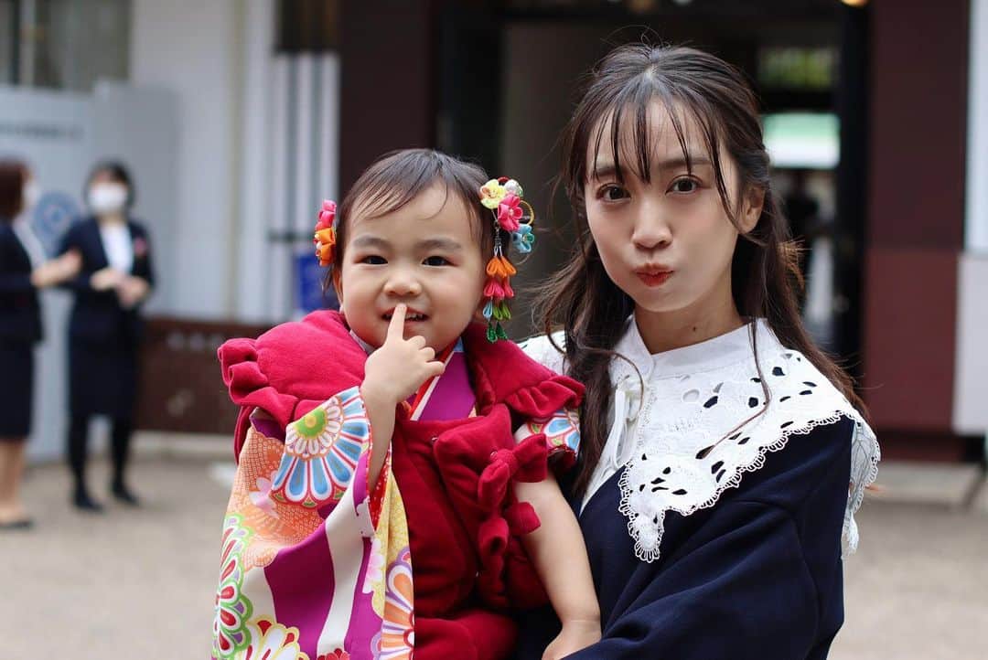 渡辺亜紗美さんのインスタグラム写真 - (渡辺亜紗美Instagram)「⁡ ⁡ 👘👘⛩👏 ⁡ ⁡ ちなみに、むしゅめは こ祈祷中の笛？を吹いてる方をみて 小さい声で 「あの子、疲れないのかなぁ？」って 心配してました。 ⁡ ⁡ ⁡ ⁡ ⁡ ⁡ #こどものいる生活　#3歳　#成長記録　#育児日記　#令和𝟤年ベビー #𝟣𝟣月生まれ　#𝟤𝟢𝟤𝟢_𝖺𝗎𝗍𝗎𝗆𝗆_𝖻𝖺𝖻𝗒部　#𝖻𝖺𝖻𝗒 #𝖻𝖺𝖻𝗒𝗀𝗂𝗋𝗅 #ベビスタグラム #コドモダカラ　#ママリ　#コドモノ　#女の子ママ　#七五三　#七五三3歳 ⁡」11月24日 22時57分 - asami_w_927