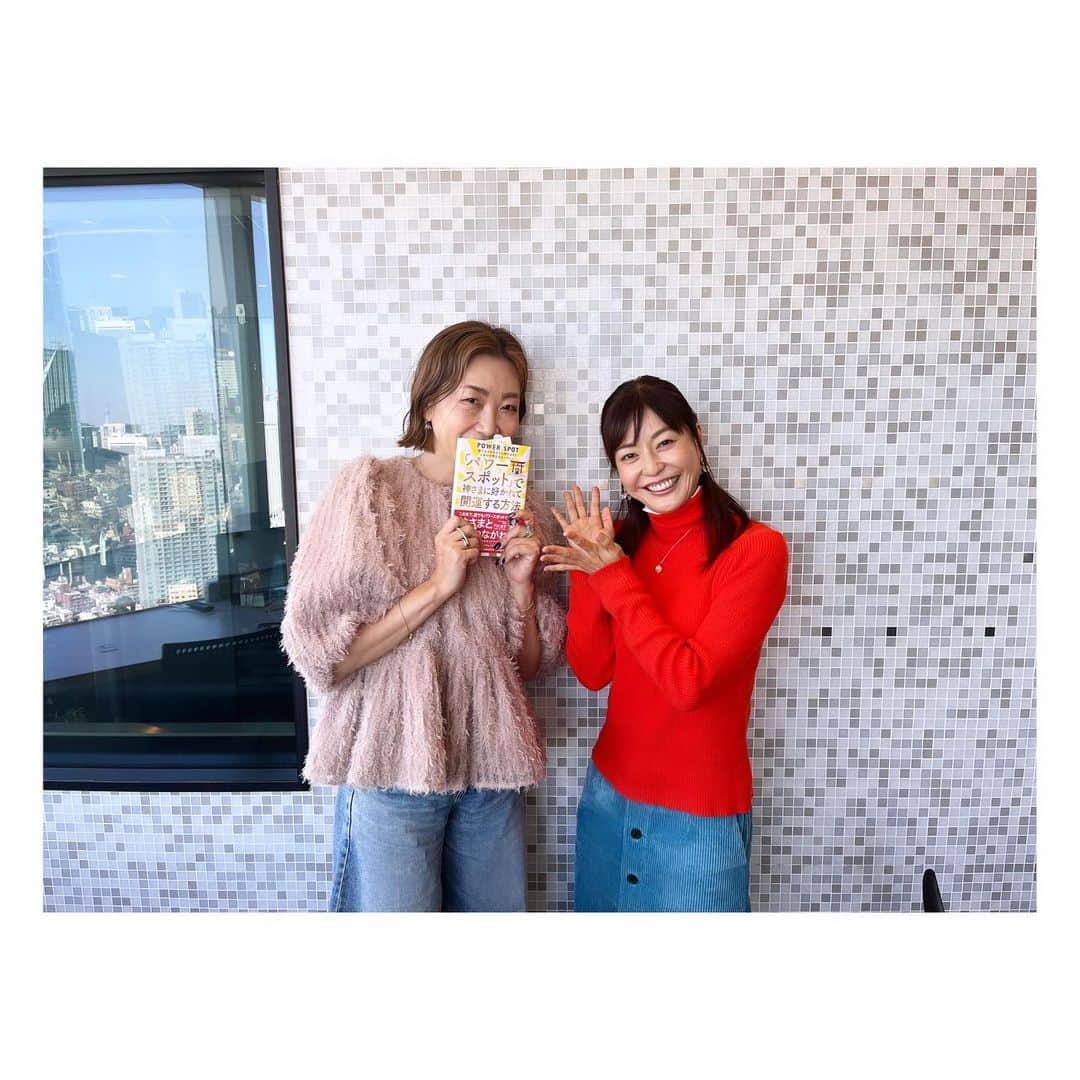 阿部洋子さんのインスタグラム写真 - (阿部洋子Instagram)「👯‍♀️👯‍♀️👯‍♀️  ともちんが、ゲスト出演してくれました👏👏👏 久々に会えてうれしかったなぁ 会うと元気になる！  #radio  #jwave  #allgood813   #パワースポット のお話をしてくれました⛩  あたすは、 #天型 なんだって！ 確かに！自分でも自覚ある！！！  詳しくは、 ともちんのご本をぜひ手にとってみてね😊 とってもわかりやすくて、 パワスポ巡りがたのしくなるよ～  #パワースポット案内人 #下川友子 ちゃん #パワースポットで神さまに好かれて開運する方法  #パワースポット巡り  #神社   ともちん、ありがとう‎🤍  #books」11月24日 22時58分 - hirocoring