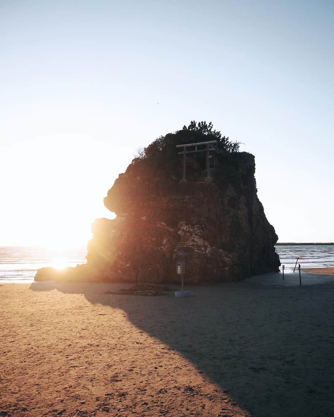石川直樹さんのインスタグラム写真 - (石川直樹Instagram)「#Inasanohama, #Izumo. 11月22日（旧暦10月10日）夜、全国から八百万の神々が出雲の#稲佐の浜 に集結。出雲大社の#神迎神事 に立ち会うことができました。神さまたちは29日まで#出雲 に滞在するとのこと。旧暦10月は各地で神さまが留守になるので#神無月 と呼ばれるが、逆に神々が集まる出雲では#神在月 と呼ぶ。かがり火が焚かれ、神々が来訪しはじめた19時過ぎ、心なしか波の間隔が短くなり、風の音が強まったように感じたのは気のせいだろうか。 . この模様は、山陰中央新報の連載『島根半島を往く』に書く予定です。WEBでも読めます。URLはリンク先NEWS欄にて。」11月24日 22時58分 - straightree8848