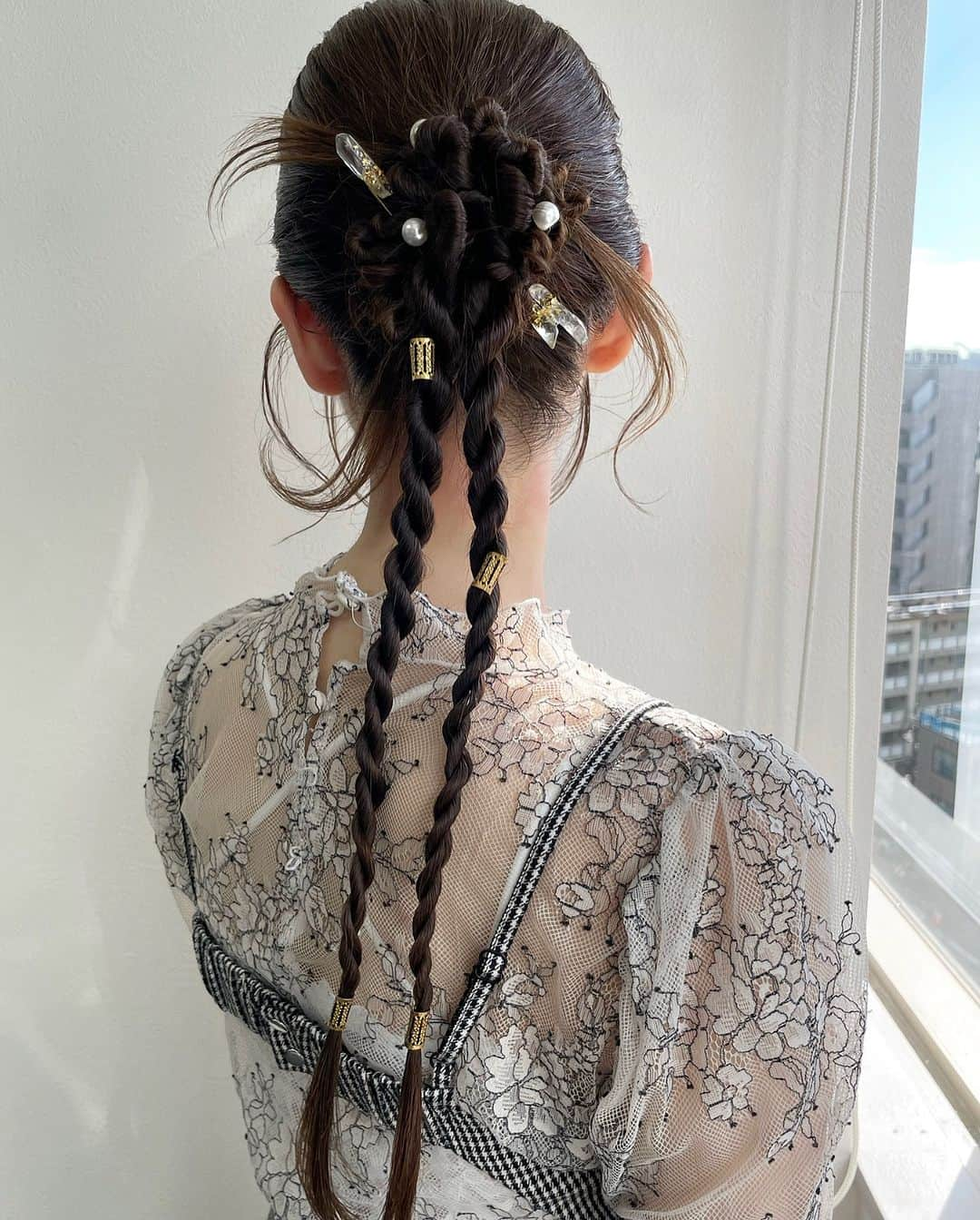 Tomoya Tamadaのインスタグラム：「個性派ツイン編みアレンジ🖤✨✨  weddingでの出張ヘアメイク 前撮りヘアメイク、お呼ばれヘアセット その他、ご依頼に関するお問い合わせ ご予約は @tama_hairmake プロフィールリンクのホームページから 受け付けておりますのでご連絡お待ちしております。  全国出張も受け付けておりますので ご予約以外でも、出張ヘアメイクのご相談、お見積もりなどもお気軽にお問い合わせくださいませ。  =-=-=-=-=-=-=-=-=-=-=-=-=-=-=-=-=-=-=-=-=-=-  【 鹿児島限定 前撮りプラン、フォトウェディング撮影 】  次回の開催予定は ⭕️2023年11月内の期間。 上記での日程の募集となります。 只今、期間限定の特別価格で前撮りプラン、 フォトウェディングのご予約お受けしております。  ご予約、プラン等の詳細のお問い合わせは @_lumiere_k の ホームページ又は、DMまでご連絡お待ちしております。  (※こちらのフォトプランは @_lumiere_k にご連絡後、 ご予約されたお客様限定のフォトプランとなりますので ご了承の程、宜しくお願い致します。)  ＿＿＿＿＿＿＿＿＿＿＿＿＿＿＿＿＿＿＿＿＿＿＿＿＿＿  【 現在、募集中のセミナー 】  ●11月27日(月曜日)  福岡  ●11月28日(火曜日)  福岡  ●12月5日(火曜日)  郡山  ●12月12日(火曜日)  東京  ●12月18日(月曜日)  大阪  ●12月19日(火曜日)  大阪  当日の詳細、ご応募に関しましてはホームページの 「セミナー告知」に記載しておりますので ご応募お待ちしております。  ＿＿＿＿＿＿＿＿＿＿＿＿＿＿＿＿＿＿＿＿＿＿＿＿＿＿  開催告知しているセミナー以外でも 個人様、企業様へ向けた臨店講習も行なっております。 臨店講習のお問い合わせは、こちらから宜しくお願い致します。  LINE ID ➡️ @ntb4770x  雑誌、広告、web撮影などのご依頼もお気軽にお問い合わせ下さいませ。 ご依頼に関するお問い合わせは、ホームページの 「お問い合わせ」からご連絡お待ちしております。  #ウェディング#ブライダル#花嫁#結婚式#結婚式準備#前撮り#和装#和装前撮り#weddingphoto#ウェディングフォト#プレ花嫁#プレ花嫁さんと繋がりたい#プレ花嫁準備#2024春婚#2024夏婚#2024秋婚#鹿児島花嫁#東京花嫁#ウェディングヘア#ブライダルヘア#ヘアアレンジ#ヘアメイク#花嫁ヘア#ウェディングドレス#weddinghair#bridalhair#新娘化妝#新娘秘書#新娘髮型#웨딩」