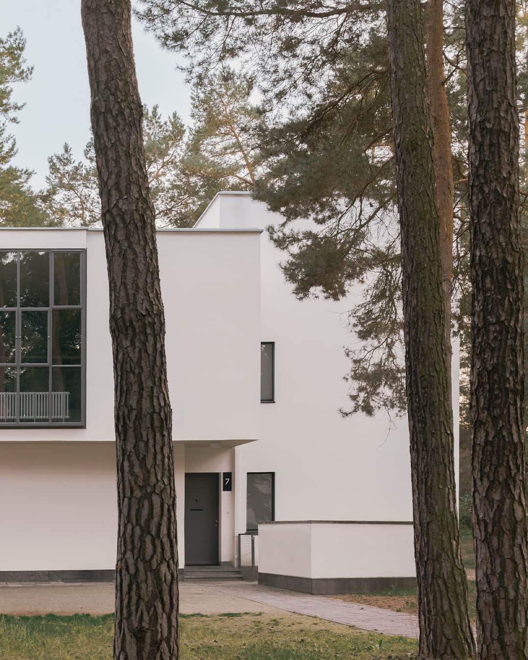 リモワさんのインスタグラム写真 - (リモワInstagram)「Of the forward thinking artists who defined Bauhaus and the century of design that followed it, Wassily Kandinsky and Paul Klee left a remarkable mark within the Master House during their tenure. Whilst standing on its own as an architectural achievement, the home may better be attributed as a hub for collaboration and fraternity, as fostered by the artists’ spirit of generous exchange with their students.   Gropius, Walter Meisterhäuser Dessau © VG Bild-Kunst, Bonn 2023  Bauhaus Dessau Foundation」11月24日 23時00分 - rimowa