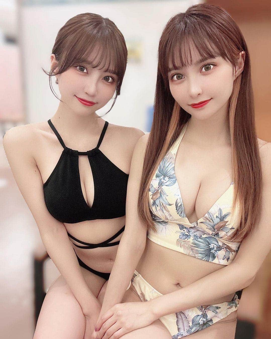 美女naviさんのインスタグラム写真 - (美女naviInstagram)「【美女navi ☻*】ナイトプール✨ * * 今回ご紹介させていただく方は❤️ 花咲れあ さん ▶️▷ @h_rea_0503  * * # Repost . . 姉妹でナイトプール🌴⛱💕 . . 花咲れあ さん のアカウントには 他にも素敵な投稿が(*´﹀`) ぜひ覗いてみてくださいね🧡  * * * 美女navi掲載希望の方は⇒ @bijo_navi ❤️と # 美女navi 、# 美女ナビ タグ付け * 10代限定姉妹アカウント 美少女navi掲載希望の方は⇒ @bishojo_navi 💛と # ビショウジョナビ タグ付け * お願いします✨✨ * * 次回もお楽しみに...😍 * * #姉妹 #ナイトプール #プール #ビーチコーデ #ビキニ #水着 #水着姿 #水着女子 #ビキニ女子 #くびれ #ストレートヘア #ロングヘア #インナーカラー #ブリーチカラー #さらさらヘアー #撮影 #女子力アップ #女子力向上 #ナチュラルメイク #美意識 #美意識向上 #グラビア #グラビアモデル #インスタグラビア」11月24日 23時01分 - bijo_navi