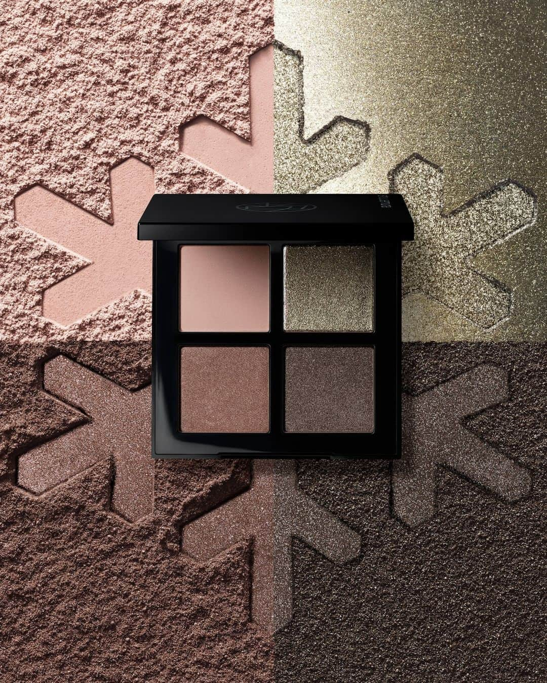 シュウウエムラのインスタグラム：「see it in motion, in 3D. 🕺✨a new era where shadow meets light in a hyper-reflective metallic glide.⁠ ⁠ is eye sculpt #wintertranquility eyeshadow palette in your winter makeup kit?⁠ ⁠ 目元に大胆な立体美を。🕺✨ 新テクスチャー「アイスカルプト」がひとぬりで目元に大胆な立体美を演出⁠ ⁠ あなたのメイクポーチにクロマティックス クワッド アイスカルプト ウィンタートランクイリティはもう入ってる？⁠ ⁠ makeup artistry by shu uemura international artistic director @uchiideafb.  #shuuemura #シュウウエムラ⁠ #eyesculpt #sculptyourdimension⁠ #eyemakeup #metalliceyeshadow #3D」