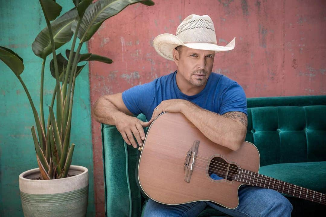 のインスタグラム：「Pre-heat that oven! ⏲️ tonight’s #AmazonMusicLive will be the hottest one yet as @garthbrooks takes the stage!」