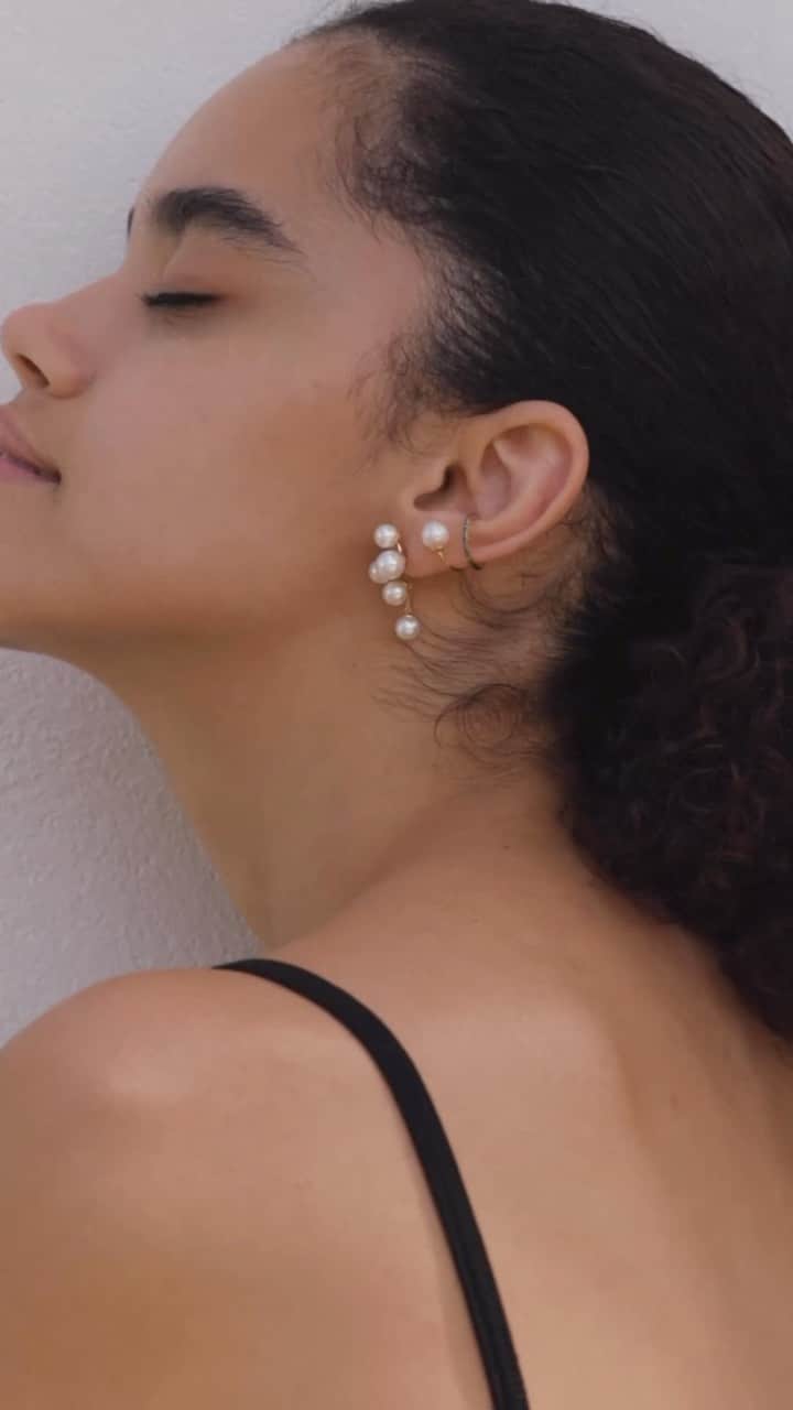 ARTIDA OUD／アルティーダ ウードのインスタグラム：「⁡ ありのままの美しさを放つパール。 可憐に揺らめき、繊細な煌めきを纏って。 ⁡ ⁡ -oud must have “pearl“- “philia” akoya pearl drop stud single pierced earring 26,400yen (with tax) ”elafonisi” pearl pave diamond double cuff 27,500yen (with tax) @artidaoud」
