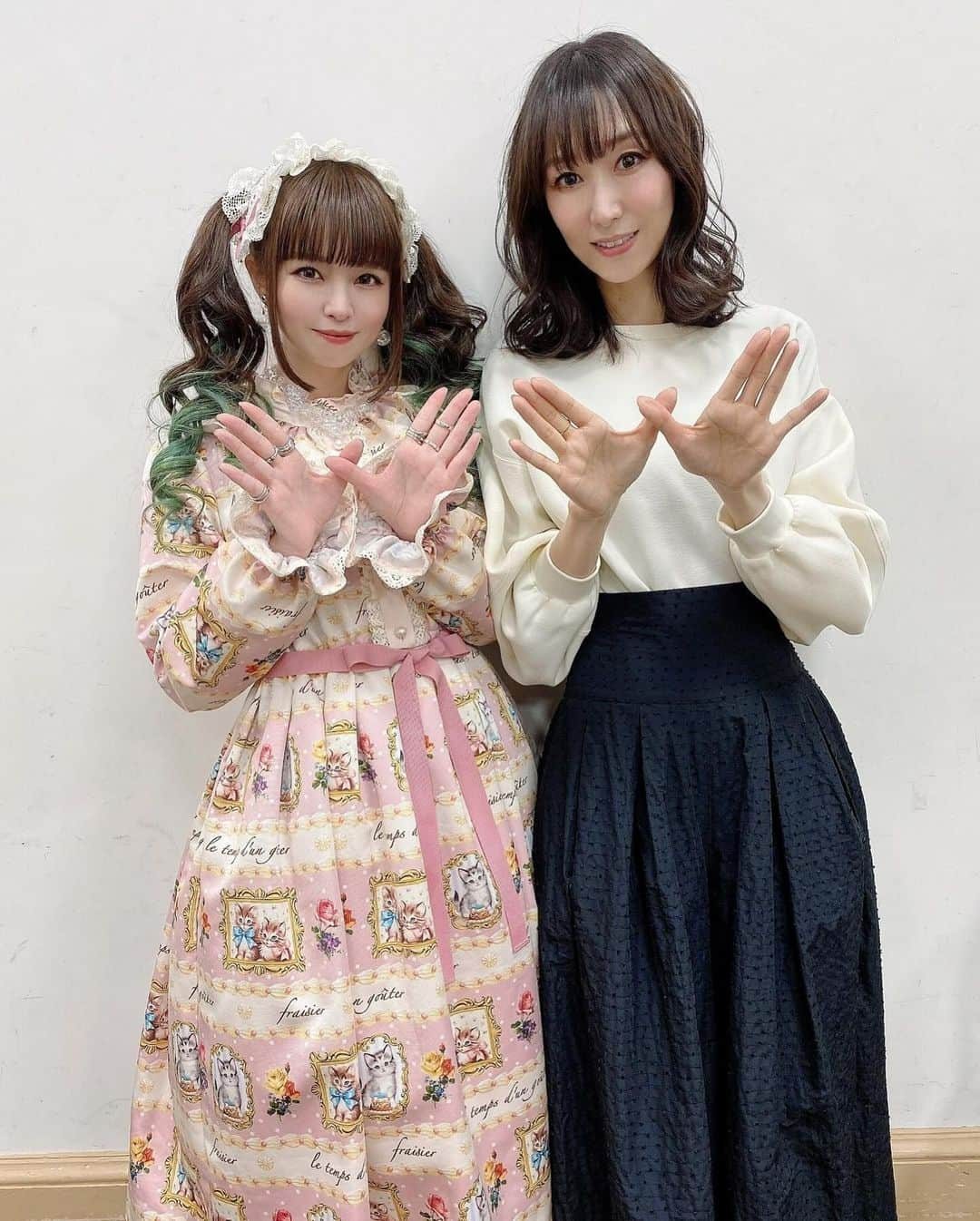 春奈るなさんのインスタグラム写真 - (春奈るなInstagram)「アニソンナイトフェスティバル楽しかったーーー🥰🎉  約1年ぶりの大阪ライブ！ 激アツで最&高でした🎤 みんな本当にありがとう！！！  大阪市中央公会堂というとても素敵な会場で歌をお届けできて嬉しかった🥰 またお会いしましょう✨✨  🌟本日のSET LIST🌟 アイヲウタエ BLUE ROSE Overfly 君色シグナル  そして今回ご一緒させていただいたChouChoさんと💖 またお会いできて嬉しい🥰🦋✨  楽屋もご一緒させていただきました🥰💖 ChouChoさんポーズかわいい💖  #大阪来てな」11月24日 23時03分 - lunaharuna_official