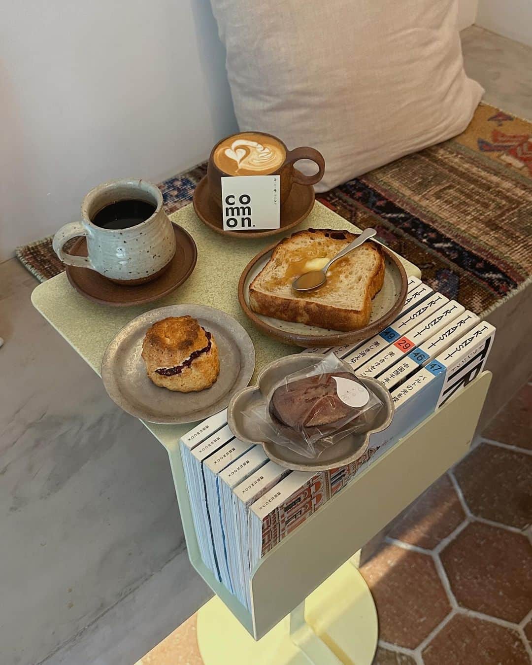 AYAのインスタグラム：「_ 2度目ましてな @common.coffee.salon さん  出勤前に朝活🍞 平日の大雨の日やったのにお店いっぱいで お客さんも絶えずでした☕️  前回来たのは春ぐらいやったのに 覚えて下さっていた感激！  お友だちのさくらさんがお菓子を おろしてはるので楽しみにしてたんやけど 大きい🌰がゴロって入ってて ほんまに美味しかった〜 やっぱりさくらさんのお菓子美味しい！スキ！！ @kashi_amenohi   ☕️もほんまに美味しくてホッコリ 一緒に行った👩🏻‍🦰も☕️も🍞も美味しいって 喜んでくれはった〜！！ 次は私もラテ飲んでみよう  優しい店主さんと美味しい☕️に 朝から幸せでした〜〜  ゆっくりほっこりしたい方 めちゃくちゃオススメのお店です。  またすぐお邪魔させてもらいます🧸🌱 さくらさんもありがとうぅ〜♡  ドリップコーヒー(ダーク) ¥550 深煎り カフェラテ　¥550 はちみつバタートースト　¥400 ラズベリースコーン　¥420 栗のフィナンシェ　¥  #綾花ログ」