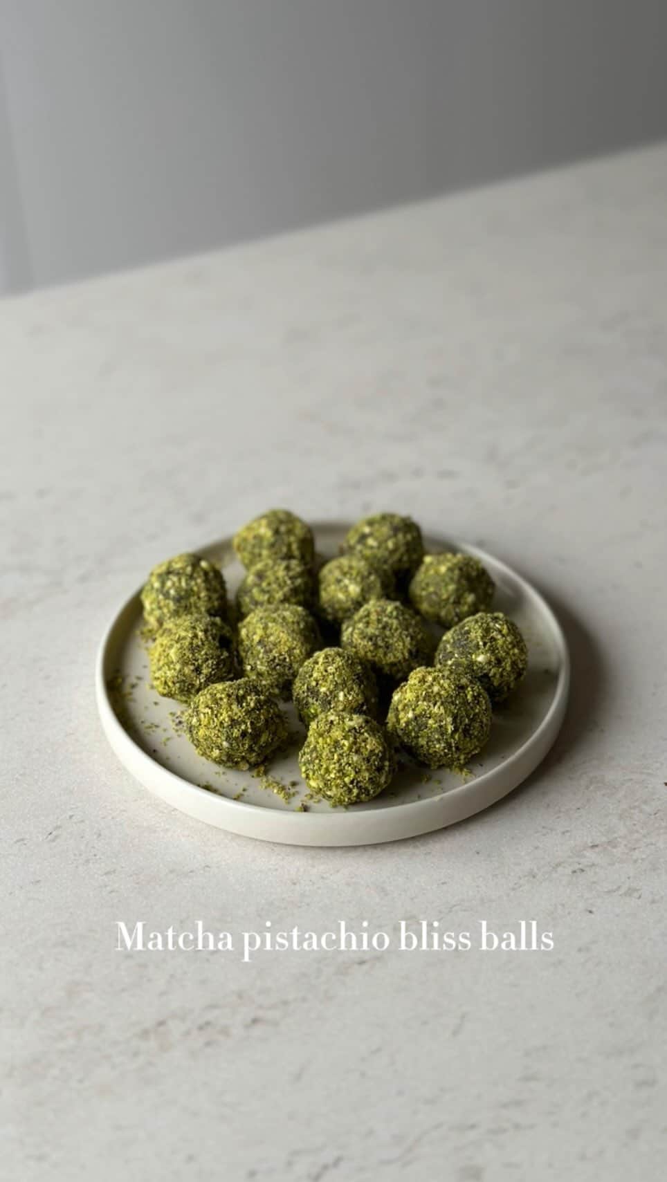 マルチェ・フェルフーフのインスタグラム：「Matcha Pistachio Bliss balls ✨   Ingredients:  35g pistachios  100 g cashews  20g coconut shredded  2 tsp matcha powder  12 medjool dates  1 tbsp coconut oil  35g pistachios, chopped (for rolling)    If you don’t have chopped pistachios, place 35 g of the pistachios in a food processor and set aside. For the dates: if you don’t have pitted dates, remove the pit.  Place all the ingredients (except for the chopped pistachios) into a food processor and blend well. Once everything is chopped finely and the texture feels moist, roll into balls I used a spoon, to scoop out balls of the mixture.  Roll between your hands, to create evenly sized balls.   Place the chopped pistachio on a plate and roll each ball through the pistachio.  Refrigerate for 15 minutes.    ENJOY 🥰」