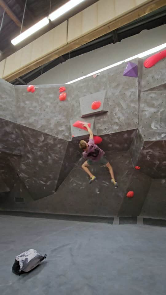 ヤコブ・シューベルトのインスタグラム：「Advertising | Turns out the @samsungaustria Galaxy Z Flip5 is the perfect device to self-capture bouldering sessions. Gets some sweet angles on and off the wall!      #SamsungAustria #GalaxyZFlip5 #JoinTheFlipSide #TeamGalaxy」