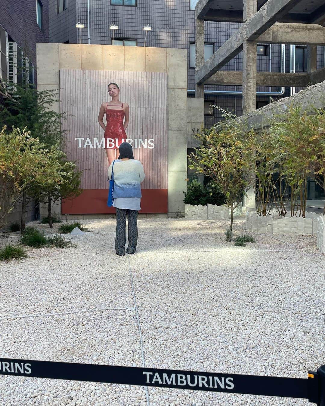 AMOさんのインスタグラム写真 - (AMOInstagram)「11.18にnew openしたばかりの TAMBURINSのフラッグシップショップ聖水店  まるでミュージアムのような造りの建物と感性が溢れるアートな内装。 複雑な香りが魅力のTAMBURINSらしい 独自の世界観が再現された刺激的な空間だった🕯️🍂⚗️  限定の 卵形パフュームと パールのケース可愛い🥚⟢ @tamburinsofficial   #탬버린즈 #성수동 #聖水洞  #あもソウル」11月24日 23時13分 - amo_whale