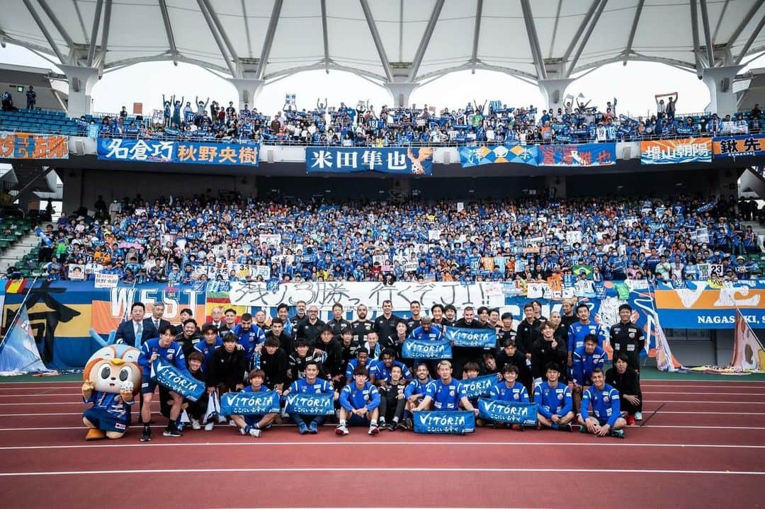 岡野洵さんのインスタグラム写真 - (岡野洵Instagram)「. . 2023シーズンが終了しました。  自分達を信じ共に闘って下さったファンサポーターの皆様、沢山の応援ありがとうございました。 今年からV・ファーレン長崎に来て、毎試合聞こえる熱い応援に胸が熱くなり、その度に沢山の力をいただきました。 本当にありがとうございました。  覚悟を持って長崎に来ましたが最高の結果を掴み取る事が出来ませんでした。 自分の人生に起きる事は全て自分が引き起こしています。この結果を変えるには自分がもっと変わらないと成長しないと掴めないと思ってます。 今シーズン得た経験を活かし、自分にベクトルを向けて突き進んで行きます！！  #2023season #vvarennagasaki #oj3 #ゆりかごありがとう😆🙇‍♂️」11月24日 23時09分 - jun.o_official