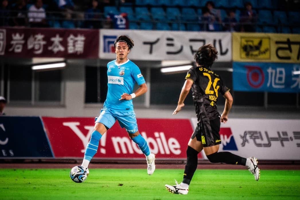 岡野洵さんのインスタグラム写真 - (岡野洵Instagram)「. . 2023シーズンが終了しました。  自分達を信じ共に闘って下さったファンサポーターの皆様、沢山の応援ありがとうございました。 今年からV・ファーレン長崎に来て、毎試合聞こえる熱い応援に胸が熱くなり、その度に沢山の力をいただきました。 本当にありがとうございました。  覚悟を持って長崎に来ましたが最高の結果を掴み取る事が出来ませんでした。 自分の人生に起きる事は全て自分が引き起こしています。この結果を変えるには自分がもっと変わらないと成長しないと掴めないと思ってます。 今シーズン得た経験を活かし、自分にベクトルを向けて突き進んで行きます！！  #2023season #vvarennagasaki #oj3 #ゆりかごありがとう😆🙇‍♂️」11月24日 23時09分 - jun.o_official
