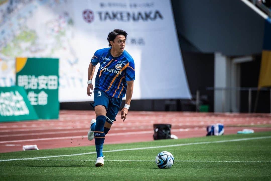 岡野洵さんのインスタグラム写真 - (岡野洵Instagram)「. . 2023シーズンが終了しました。  自分達を信じ共に闘って下さったファンサポーターの皆様、沢山の応援ありがとうございました。 今年からV・ファーレン長崎に来て、毎試合聞こえる熱い応援に胸が熱くなり、その度に沢山の力をいただきました。 本当にありがとうございました。  覚悟を持って長崎に来ましたが最高の結果を掴み取る事が出来ませんでした。 自分の人生に起きる事は全て自分が引き起こしています。この結果を変えるには自分がもっと変わらないと成長しないと掴めないと思ってます。 今シーズン得た経験を活かし、自分にベクトルを向けて突き進んで行きます！！  #2023season #vvarennagasaki #oj3 #ゆりかごありがとう😆🙇‍♂️」11月24日 23時09分 - jun.o_official