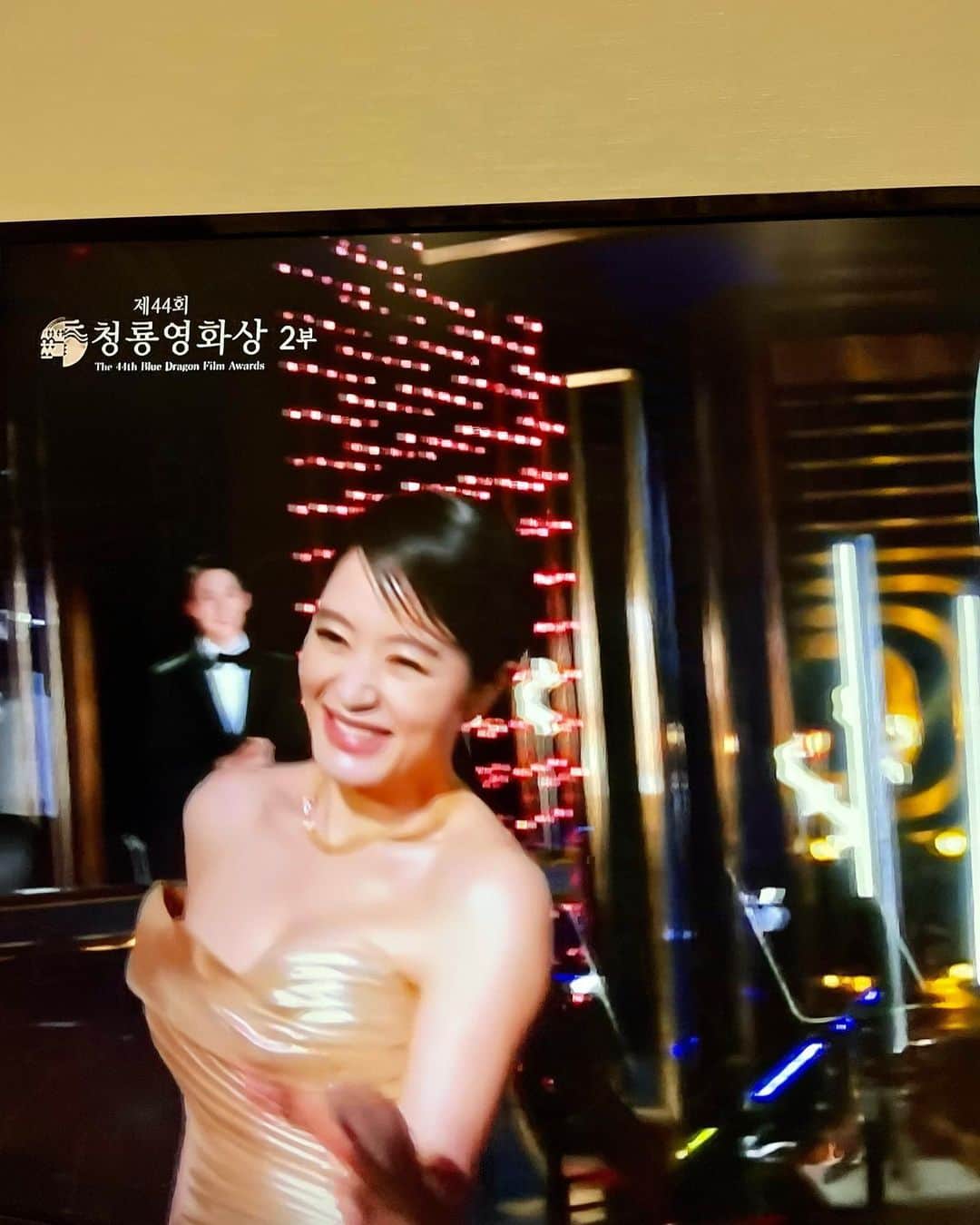 パク・ジュンミョンのインスタグラム：「1993-2023년 청룡영화제의 여신을 보내드립니다 사랑합니다!!!! 김혜수선배님!! 너무 사랑합니다!!!!!」