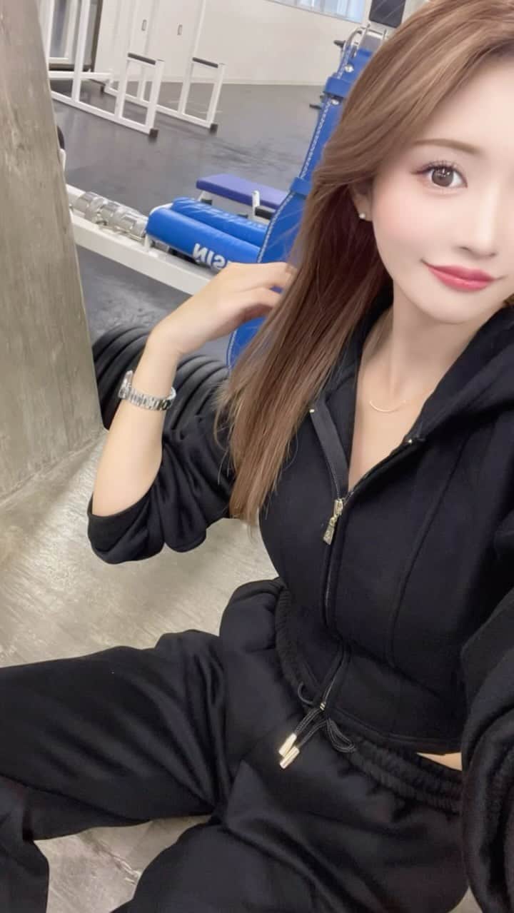 apyuのインスタグラム：「初めてのウエイトトレーニング🏋🏼‍♀️🤍  弱そうすぎん？😂💦笑」