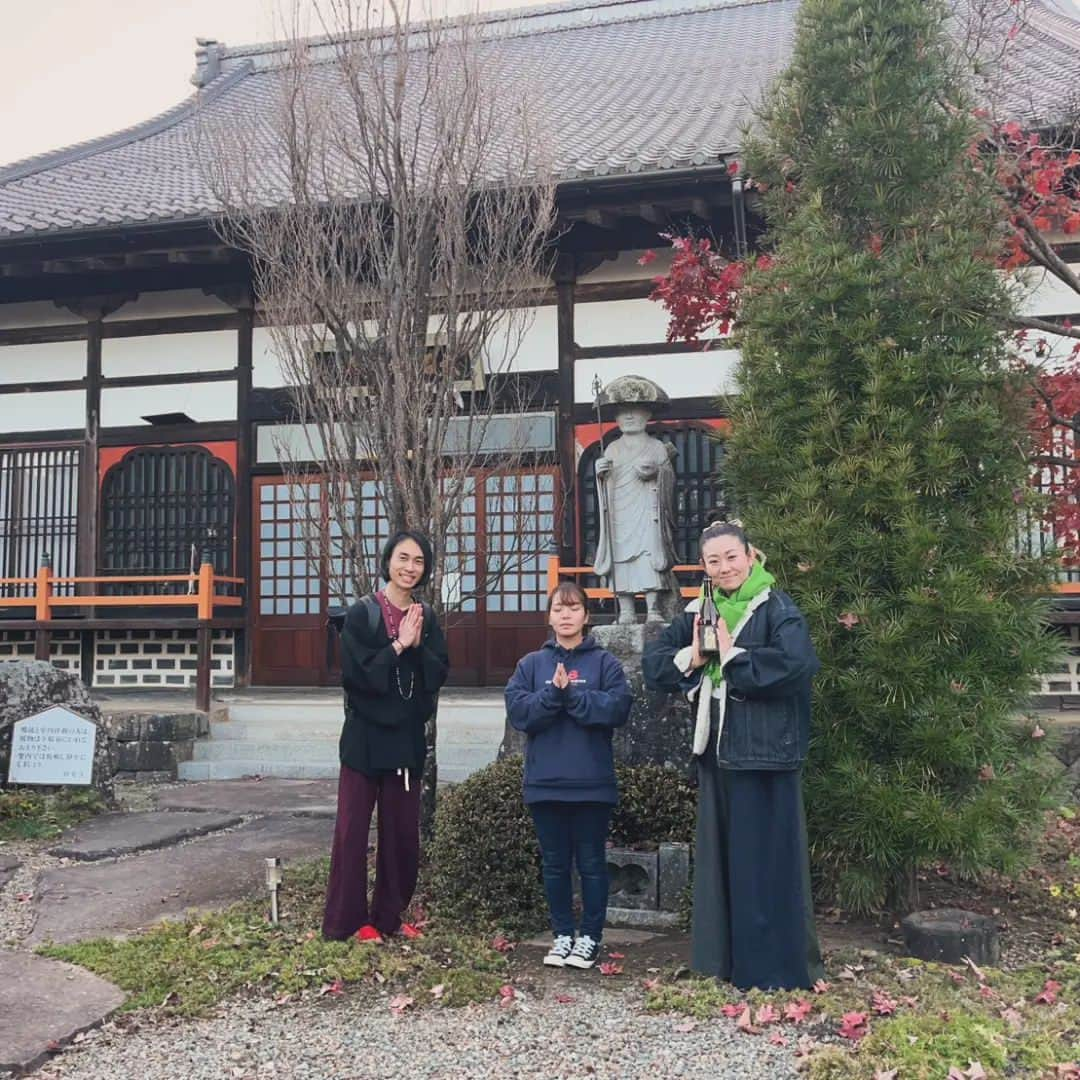 須藤美樹のインスタグラム：「こちら日本四方鳴龍の一つ、妙見寺🌟  大好きな場所♥️  龍がびよんびよん鳴いててとっても楽しい🎵  そんな楽しいノリで開脚して、シンギングボウルしてたらありえないくらい開脚できて2センチくらい角度広がって😂ノーアップ、ノーストレッチ、極寒の中で🌟べろりんちょ😂  もー奇跡体験❇️  お友達のあゆみちゃんも硬い体なのに、ぐにょんってなって、足先が頭について😂😂😂あたしよりやらかいじゃん‼️  たかとくんのヨガ指導すごすぎる😂  この日だけですごい体験が出来た一日でした🌠  心が満たされて何度感動で泣きそうになったことか😭奇跡って本当に自分の概念を超えてきてくれるからもーね🐄、もぅーいいねっ🐄🐂♥️  #長野 #妙見寺 #シンギングボウル #開脚 #奇跡 #龍 #鳴龍」