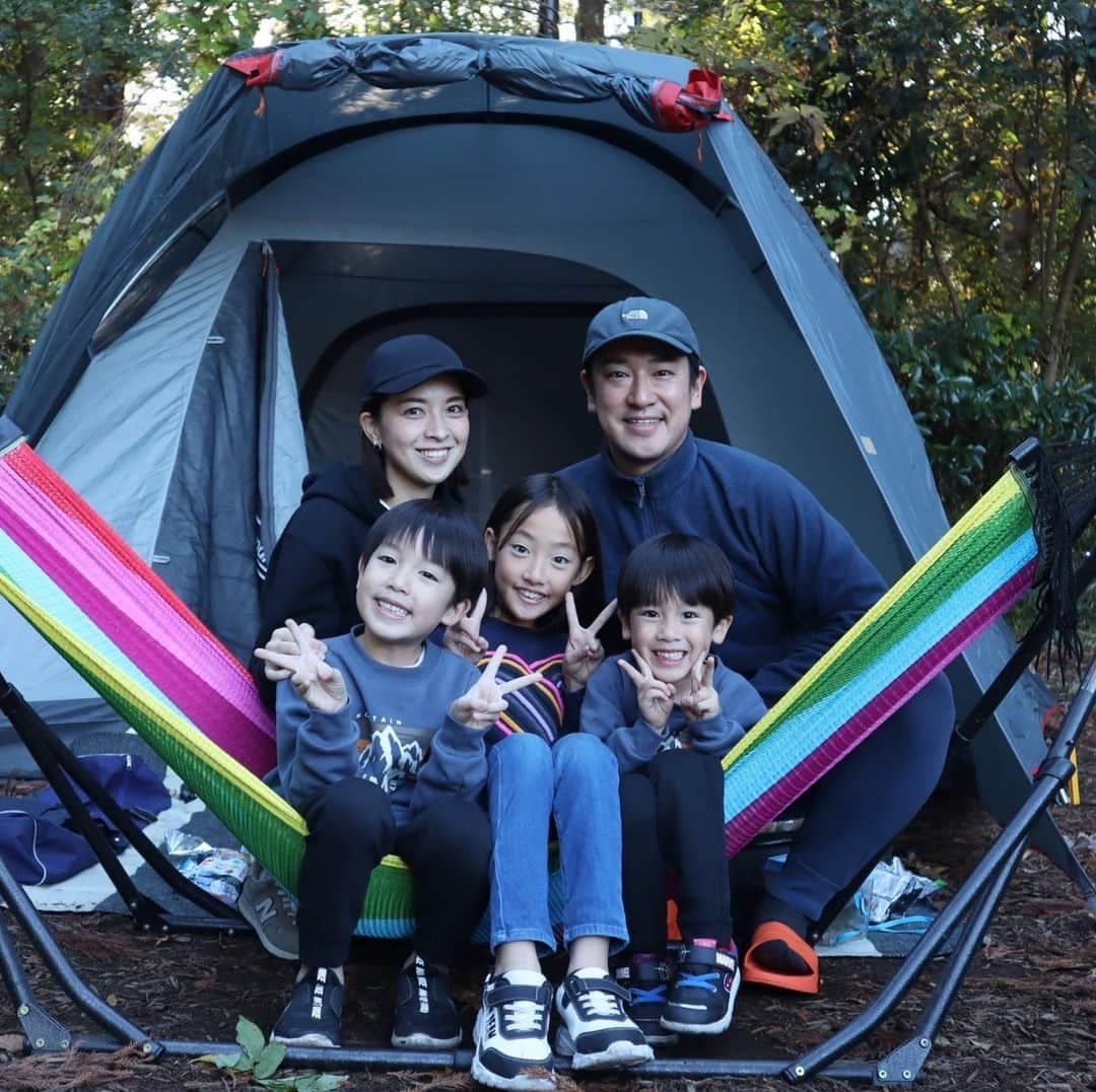 鷲尾春果のインスタグラム：「久しぶりのキャンプ⛺️ 寒い時期は初めてだったけれど、虫も少なく、思いのほか快適でした✨ 子供達は終始モルックに夢中になっていて、私達夫婦はいつもよりゆったりとした時間が過ごせて、とても良い時間でした💕 何より、体調不良続きの子供達が、元気に楽しめたことが嬉しかった〜✨ #キャンプ #5人家族#3人きょうだい#👧🏻👦🏻👦🏻#モルック #3児のママ #鷲尾春果#辻岡義堂」