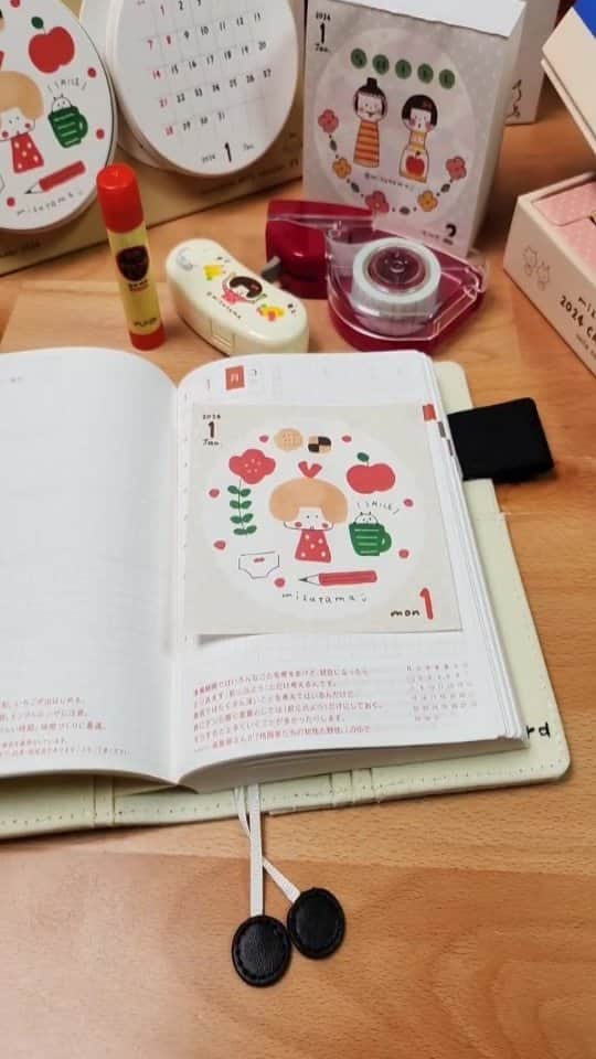 mizutamaのインスタグラム：「11/24 日めくりカレンダーをノートに貼ってみよう。 のりとカッターの話し。  #日めくりカレンダー #ほぼ日手帳」