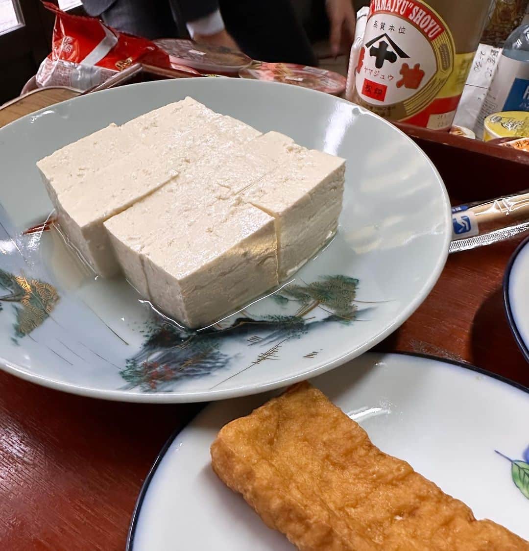 加藤紀子さんのインスタグラム写真 - (加藤紀子Instagram)「住む街にこんな暖かなお豆腐屋さんがあるって！ と、思わせてくれたのが山形かみのやま地区にある『粟野豆腐店』さん。  昨今の人気ゆえ、予約した方が確実に購入出来る（さっぱりしっとりなお豆腐でした）とのこと、 お味もお人柄も地域への寄り添い方もめちゃ素敵でした！  木綿豆腐もうすあげも心底美味しく 新たなる山形の美味しいと出会いました。  #明日はやまぎんホールでトークショー #まるじゅう醤油」11月24日 23時21分 - katonoriko