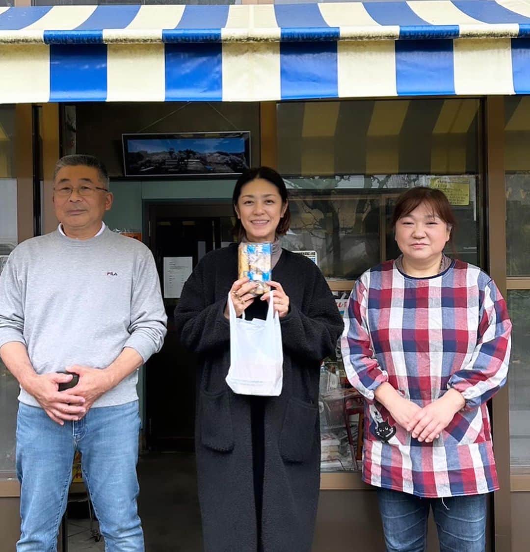 加藤紀子のインスタグラム：「住む街にこんな暖かなお豆腐屋さんがあるって！ と、思わせてくれたのが山形かみのやま地区にある『粟野豆腐店』さん。  昨今の人気ゆえ、予約した方が確実に購入出来る（さっぱりしっとりなお豆腐でした）とのこと、 お味もお人柄も地域への寄り添い方もめちゃ素敵でした！  木綿豆腐もうすあげも心底美味しく 新たなる山形の美味しいと出会いました。  #明日はやまぎんホールでトークショー #まるじゅう醤油」