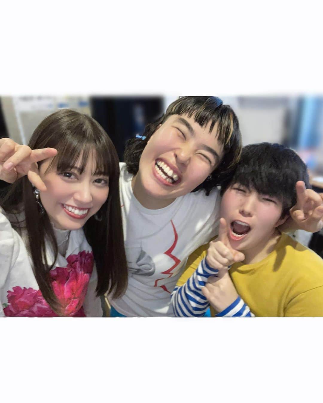 安森彩那のインスタグラム：「ぬんちゃれすごんざえもん☀️【ショウガールズvol.17】＠大塚ドリームシアター お越し頂きまして誠にありがとうございました😊✨ 本日のゲストは《足腰げんき教室》の、くろさわさん、はーたみんさんをお迎えしてはちゃめちゃ大盛り上がりでしたね🤣✨ ちなみにこの3人のショット、 はいチーズではなくて、はーたみんさんが 【◯◯◯ピーン】て言って、ピーンの瞬間であまりにとっさの発言だったから爆笑してる私だけど（笑） 色々ありましたがめっちゃ楽しかった❣️元気いっぱいもらっちゃった🩷 - ゆうなさんとあやなさんの合作品も好評でお二人とも喜んで帰ってゆきました。 - 来月は12月26日です❣️ 年内ショウガールズ納めお待ちしてまーす🩷 - 配信もみてくれてありがとうございました💐✨」