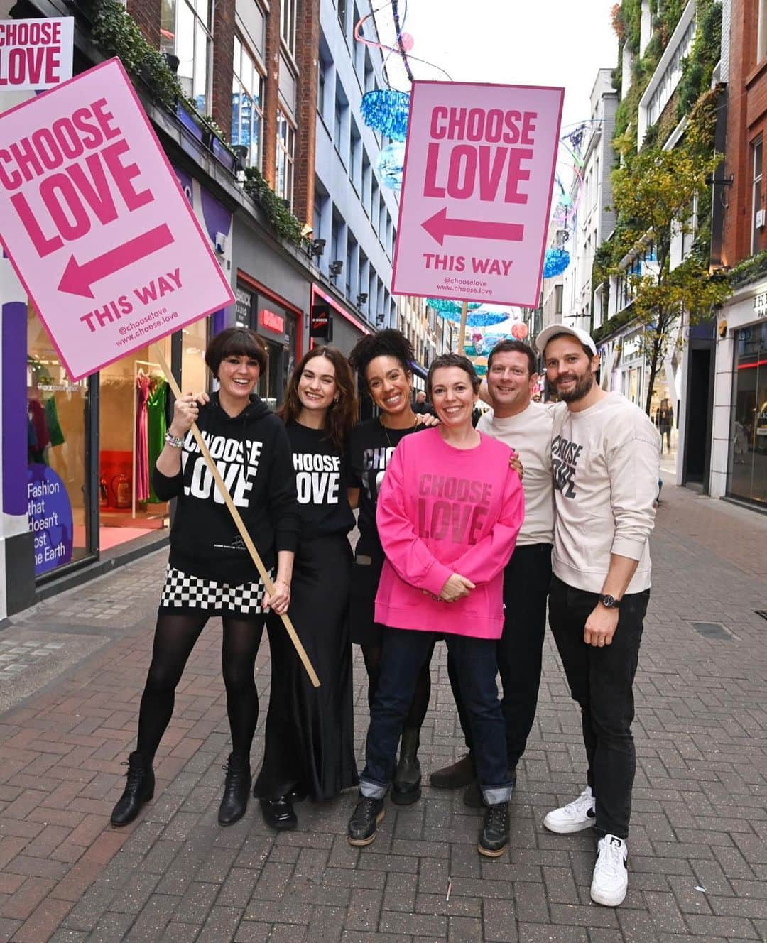 リリー・ジェームズさんのインスタグラム写真 - (リリー・ジェームズInstagram)「Visit the the CHOOSE LOVE SHOP at 57 Carnaby street until 24th December 💫 OR shop online for vital supplies for refugees and displaced people across the world.  From you, or in the name of a loved one, everything you buy goes straight to those who need it most.  This year join me and shop with love. @chooselove   Link in bio. ♥️♥️♥️♥️  @davebenett 📷」11月24日 23時22分 - lilyjamesofficial