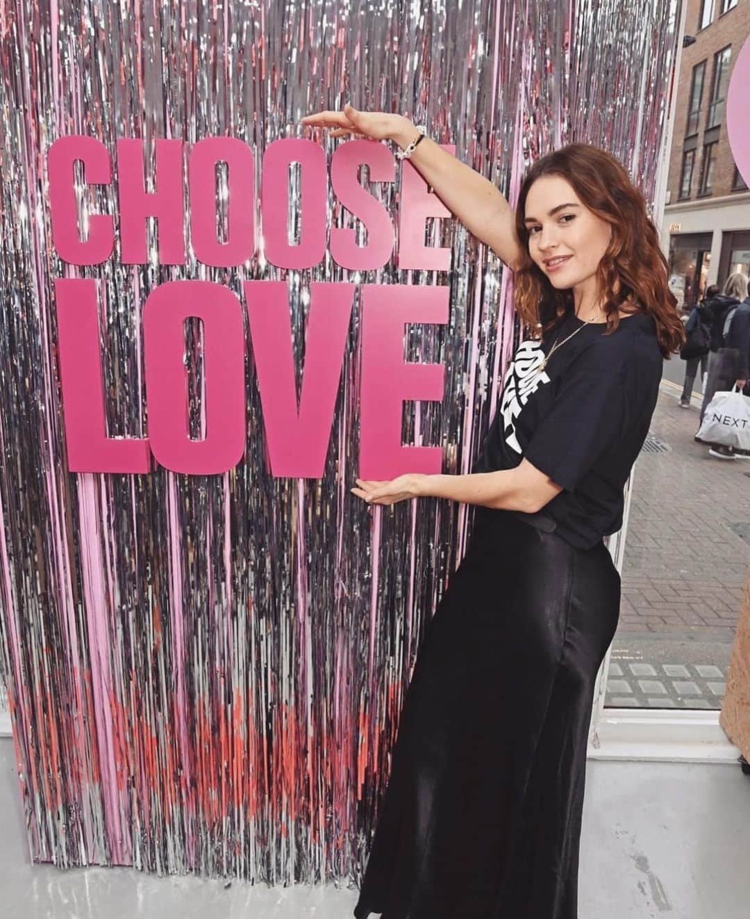 リリー・ジェームズのインスタグラム：「Visit the the CHOOSE LOVE SHOP at 57 Carnaby street until 24th December 💫 OR shop online for vital supplies for refugees and displaced people across the world.  From you, or in the name of a loved one, everything you buy goes straight to those who need it most.  This year join me and shop with love. @chooselove   Link in bio. ♥️♥️♥️♥️  @davebenett 📷」