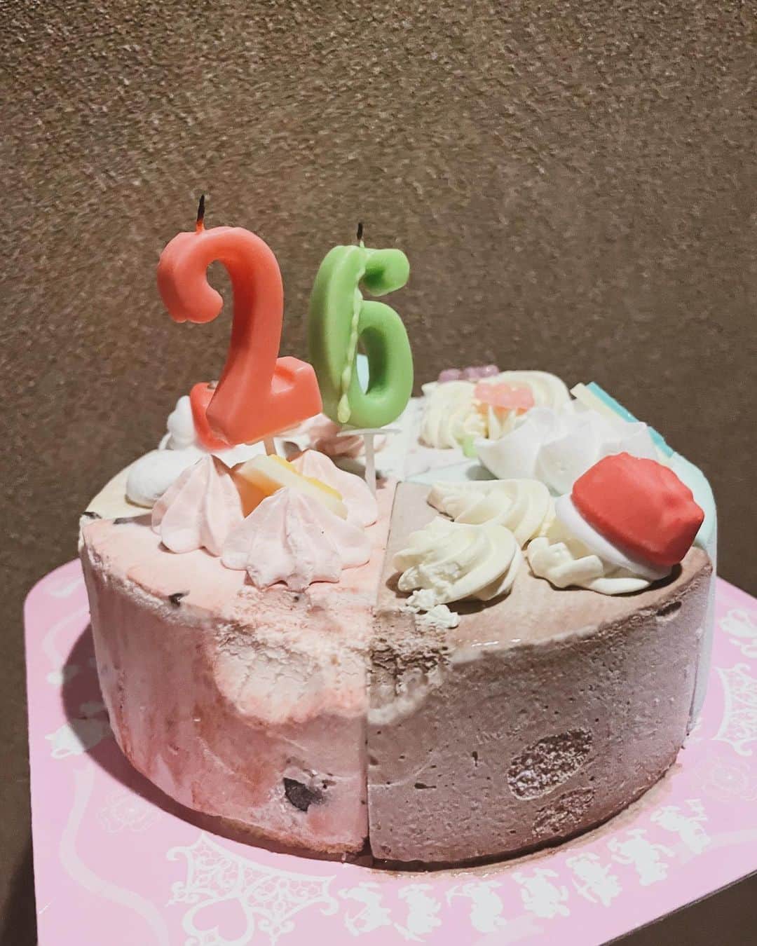 おりはらまよのインスタグラム：「. 26歳になりました！  DMやストーリーでの沢山のメッセージありがとうございます☺︎ 日付変わる瞬間も大好きな友達にお祝いしてもらって、夜もメンバーにお祝いしてもらって幸せな一日になりました！！  26歳はもうちょっと深みのあるレディなベーシスト目指します」