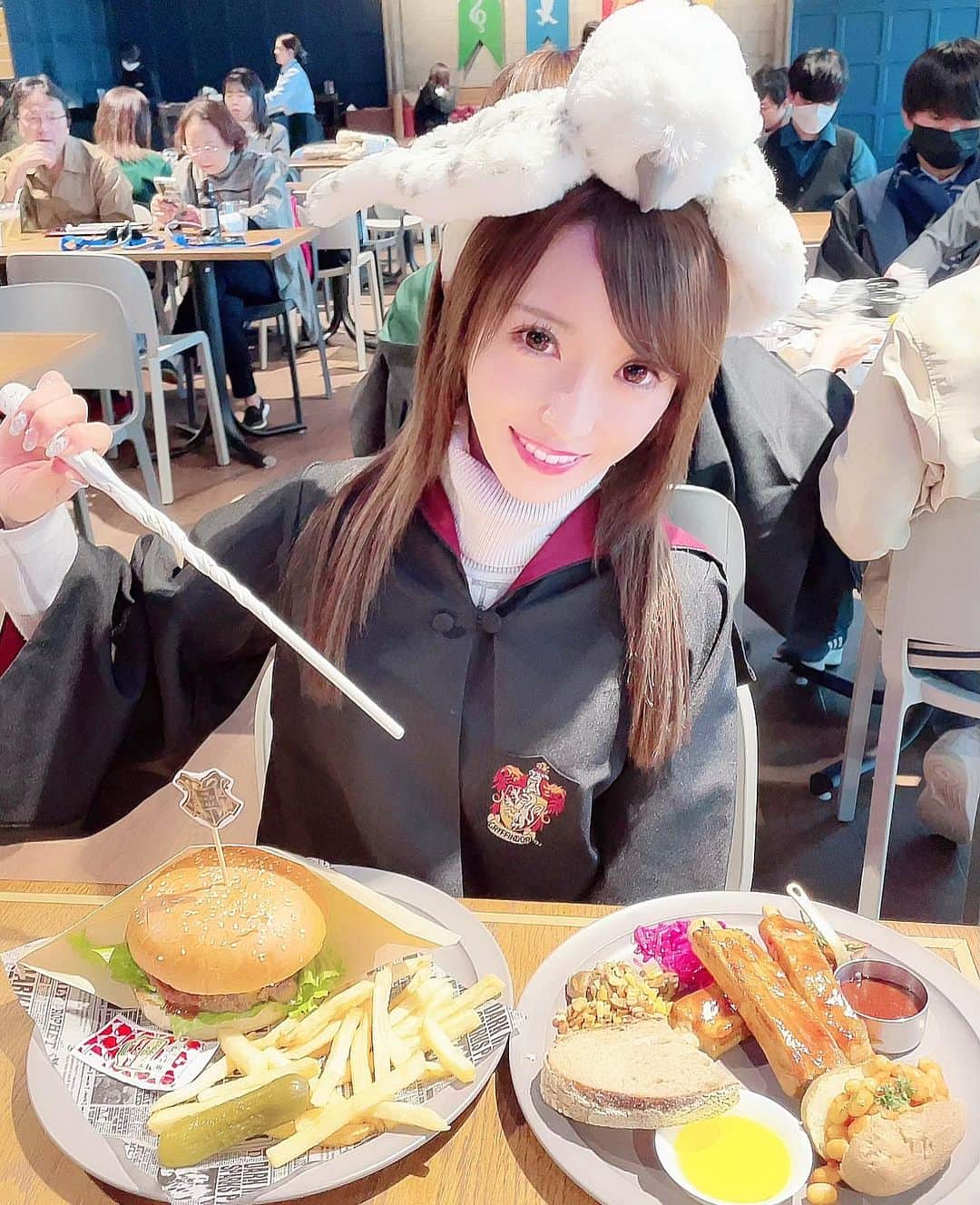 みくるんのインスタグラム：「ハリーポッタースタジオツアーでは ハンバーガーと豚のスペアリブ🐷❤️🍔  お味はアメリカンでした🪄  #名古屋コンカフェ#メイドカフェ#アールズカフェ#名古屋キャバクラ#錦キャバ嬢#japan#japanesegirl#ハリーポッター#ハリーポッタースタジオツアー」