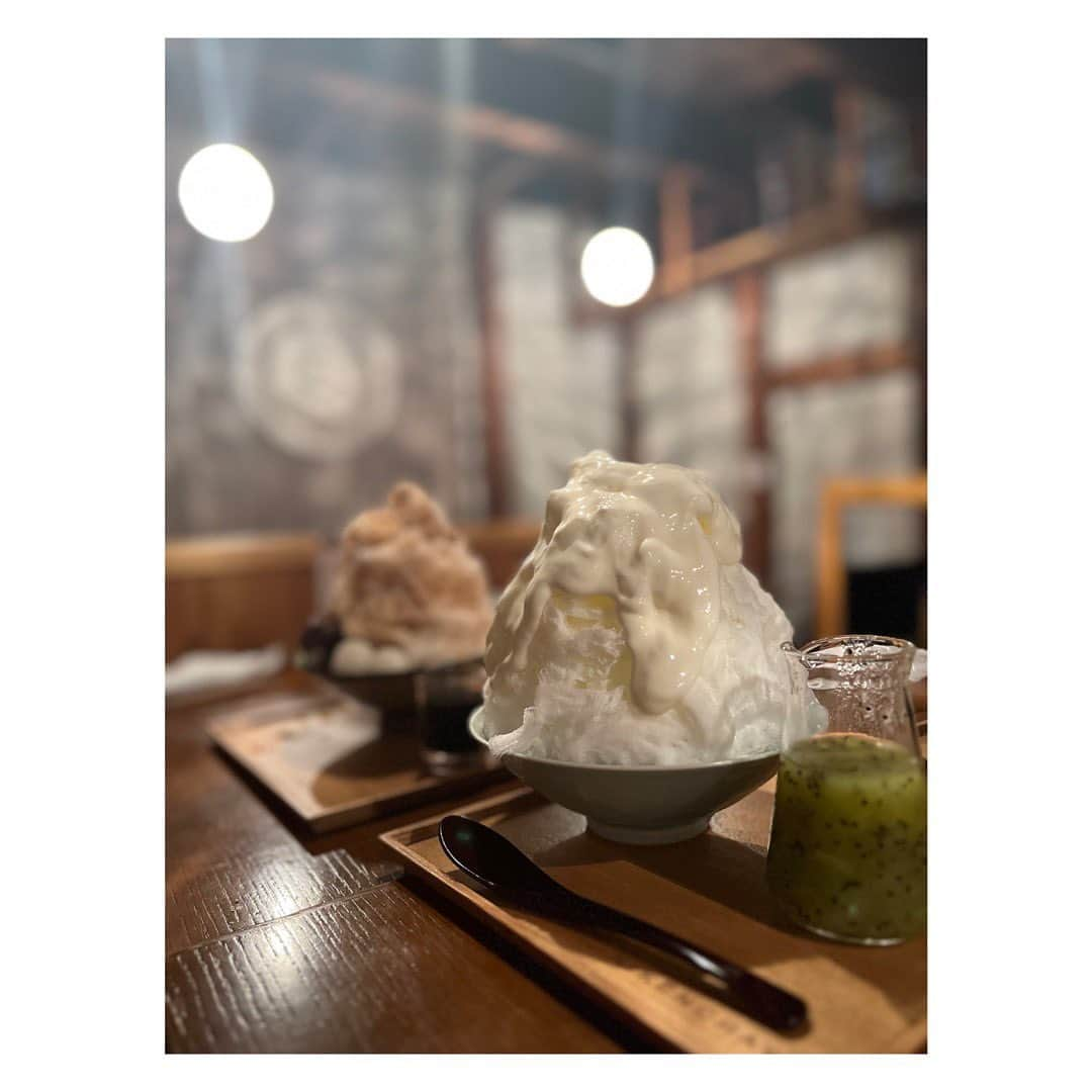 大竹ひとみのインスタグラム：「🍧🥄🤍 . .  随分前すぎる過去pic.  京都八坂神社の鳥居内にある二軒茶屋さん。 創業は約480年前だそう！  美味しいかき氷を頂きました。  . .  #京都  #京都カフェ  #八坂神社  #二軒茶屋  #かき氷  #かき氷巡り  #kyototrip #kyotojapan  #japantravel」