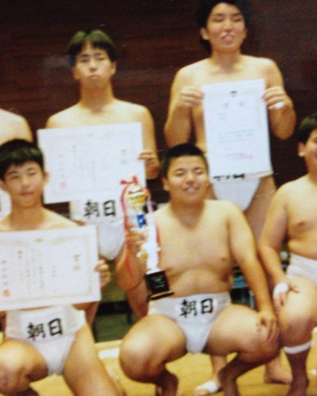 セルライトスパ大須賀さんのインスタグラム写真 - (セルライトスパ大須賀Instagram)「給油したよ。  ガソリンスタンドでバイト経験あります。 給油してキャップ閉めるまでのスピード見て欲しい。  今日は桃山学院大学の学園祭と森ノ宮シックスでした。  最近、吉本芸人の前に前座のようなかたちでお笑いサークルの学生さんが漫才を披露する事があります。  凄い時代だなぁと思います。  羨ましい！  これから熱くてドキドキするような大人の青春を送って欲しいです。  ありがとうが言える大人になってね。  私だって負けずにまだまだドキドキしちゃうんだから  どんな人生の結末を迎えるのか楽しみです。  出来れば大家さんになりたい。  いいねちょうだい。」11月24日 23時14分 - spa_osuka