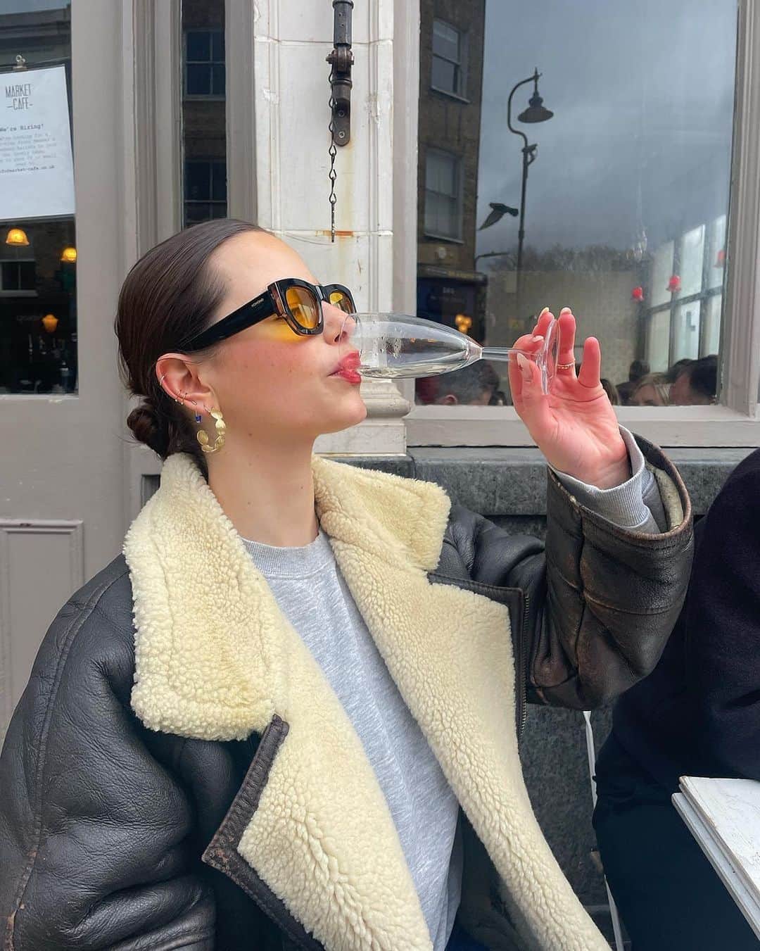 コモノのインスタグラム：「This is how we’re spending our Black Friday 🥂 Get 25% off our website this weekend.」