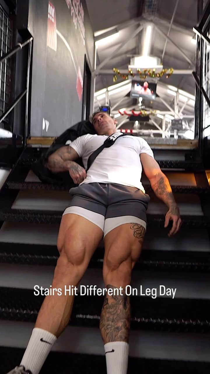 ロス・ディッカーソンのインスタグラム：「I can’t tell what’s worse, up or down stairs after leg day😂 #nopainnogain #legday」