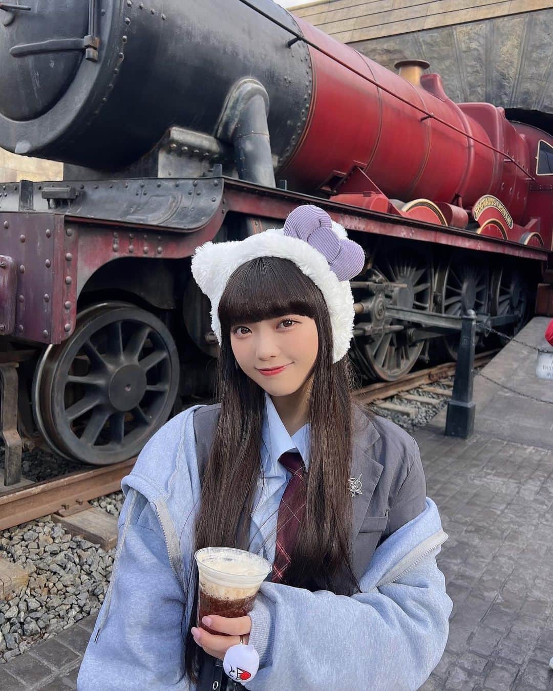 のインスタグラム：「人生で初めてのユニバ🌎✨ ･ ハリーポッターエリアずっと行きたかったの😭🪄︎︎ お写真もたくさん 撮ってもらったから これから載せてくね🤤🩷 ･  #ユニバ  #ユニバーサルスタジオジャパン  #大阪  #観光 #ハリーポッター  #ハリポタ  #カチューシャ #ハローキティ  #キティちゃん  #コーデ  #ユニバコーデ  #ネクタイ #シャツ   #パーカー #ジャケット #ぱっつん前髪  #ストレート #ootd  #04」