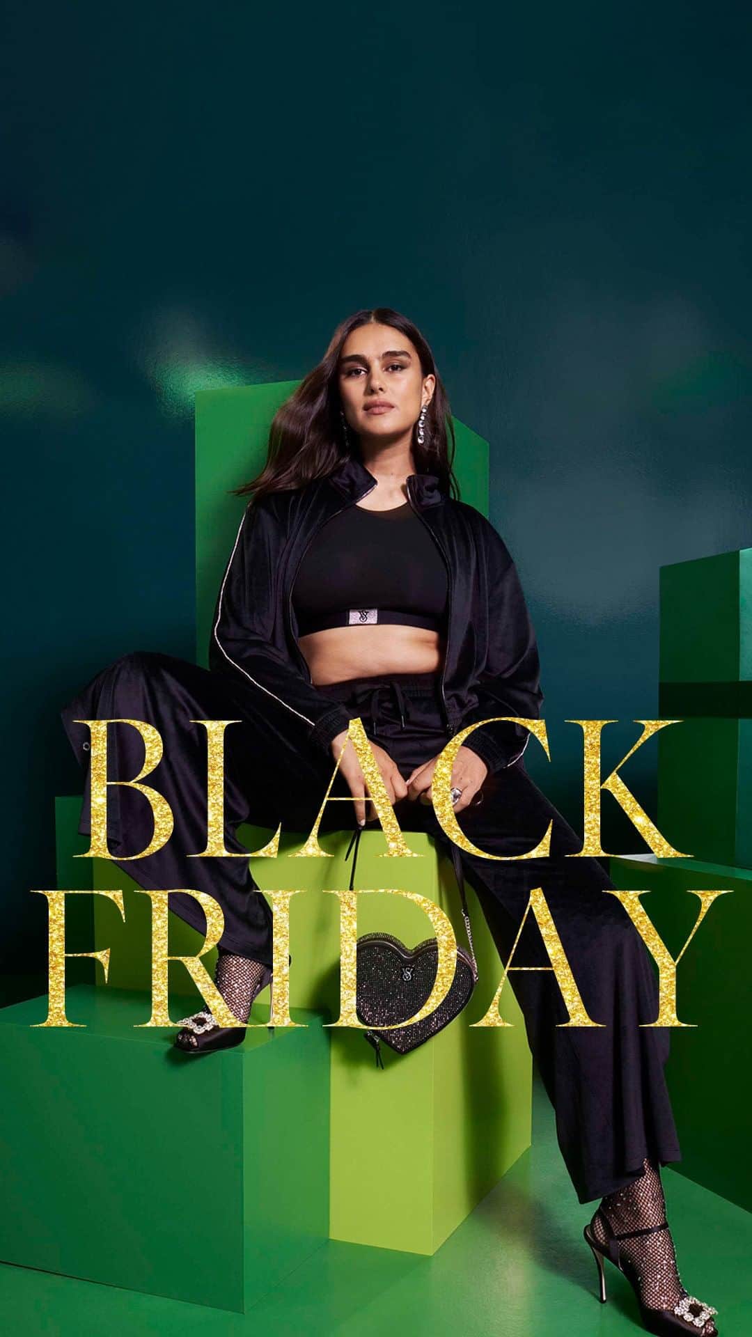 ヴィクトリアズ・シークレットのインスタグラム：「Not all Black Fridays are created equal—from luxurious Lounge sets to dazzling details, everything is 40% off for a limited time.」
