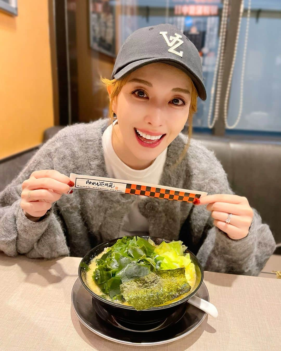 瀬戸早妃さんのインスタグラム写真 - (瀬戸早妃Instagram)「🍜に、キャベツ、ほうれん草、ワカメをトッピングすれば健康ですかっ🤭🥬  げんこつラーメン嵐 大好き😘  #ラーメン女子」11月24日 23時23分 - plievesaki