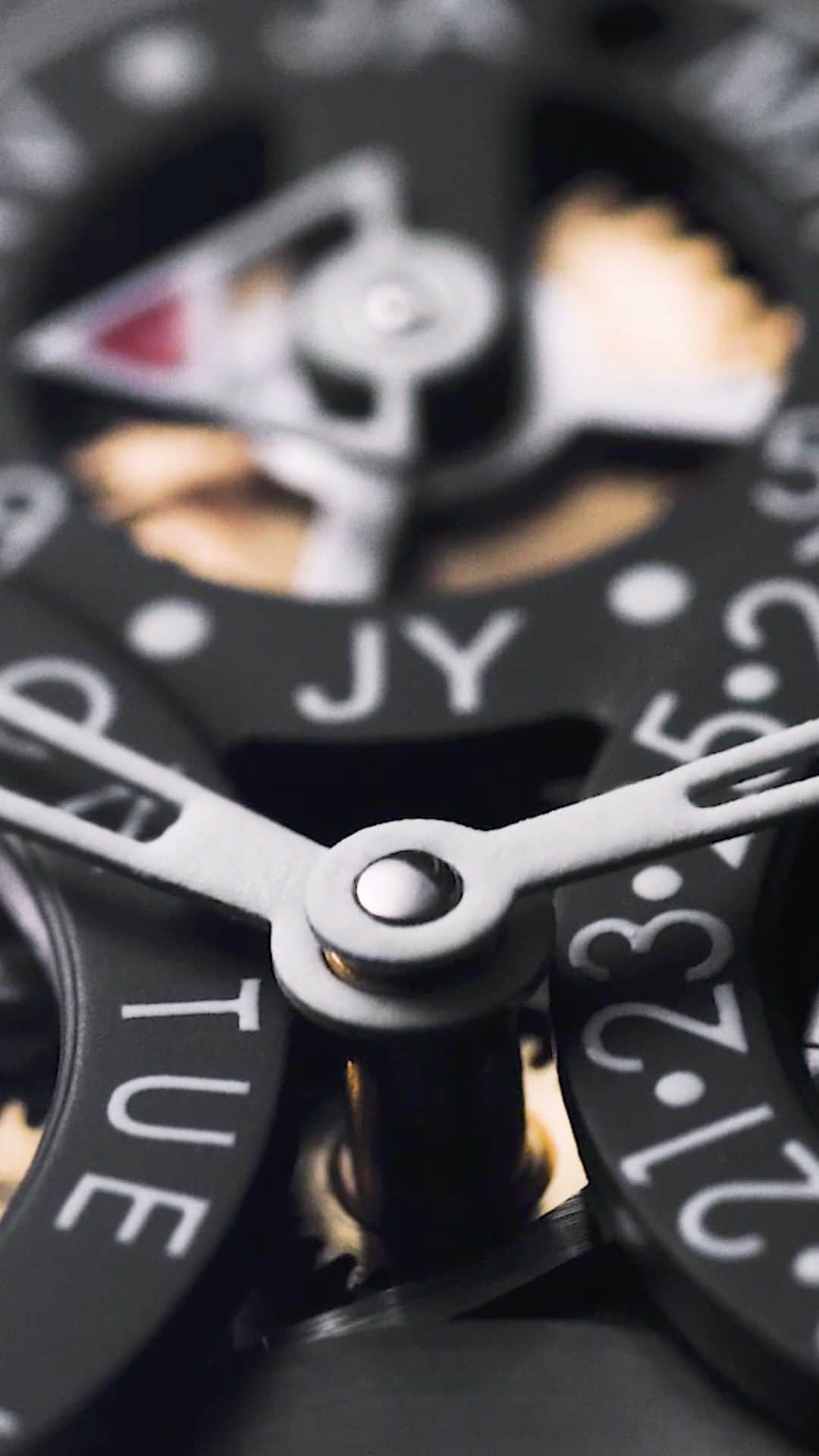 フレデリックコンスタントのインスタグラム：「Here is it! Meet the Slimline Perpetual Calendar Manufacture, a watch designed by Peter Speake.  This Perpetual Calendar joins the Manufacture collection in a 42-millimetre anthracite grey case treated with DLC* coating. The piece demonstrates a subtle balance between style and technical prowess. Thanks to judicious use of openwork, the design yields centre stage to the inner workings of the manufacture perpetual calendar – precise and precious. This contemporary creation is limited to just 35 pieces.  #ManufactureCollection #LiveYourPassion #PerpetualCalendar #PeterSpeake #Partnership #LimitedEdition」