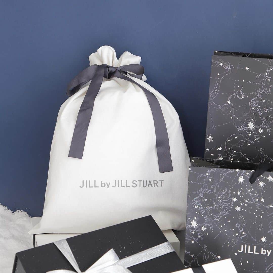 JILL by JILLSTUARTさんのインスタグラム写真 - (JILL by JILLSTUARTInstagram)「Limited Shopper Wrapping Set ￣￣￣￣￣￣￣￣￣￣￣￣￣￣￣￣￣￣￣￣  クリスマス気分が高まる季節、 ホリデーシーズン限定ショッパーと ラッピングセットが登場。 いつものホリデーシーズンとは一味違った モノトーンの上品なエッセンスをプラスして。  . . 【Limited Shopper】 予約でも大人気のホロスコープ柄の 限定ショッパーが登場。 冬の夜空にきらめくホロスコープをモチーフに モノトーンで大人なホリデーシーズンを彩ります。 ※Mサイズ、Lサイズのみ、SHOP限定での配布となります。 なくなり次第終了となります。  . . 【Wrapping Set】 ご好評いただいているラッピングセットにも ホリデー限定カラーが登場。 チャコールグレーのリボンとラメ感のあるロゴプリントで モノトーンのホリデームードを演出。 ※限定カラーはMサイズのみのお取り扱いとなります。 なくなり次第終了となります。  ￣￣￣￣￣￣￣￣￣￣￣￣￣￣￣￣￣￣￣￣￣ #ジルバイジルスチュアート #jillbyjillstuart #jillby  #2023aw #JILL_23aw」11月24日 23時24分 - jillbyjillstuart_official
