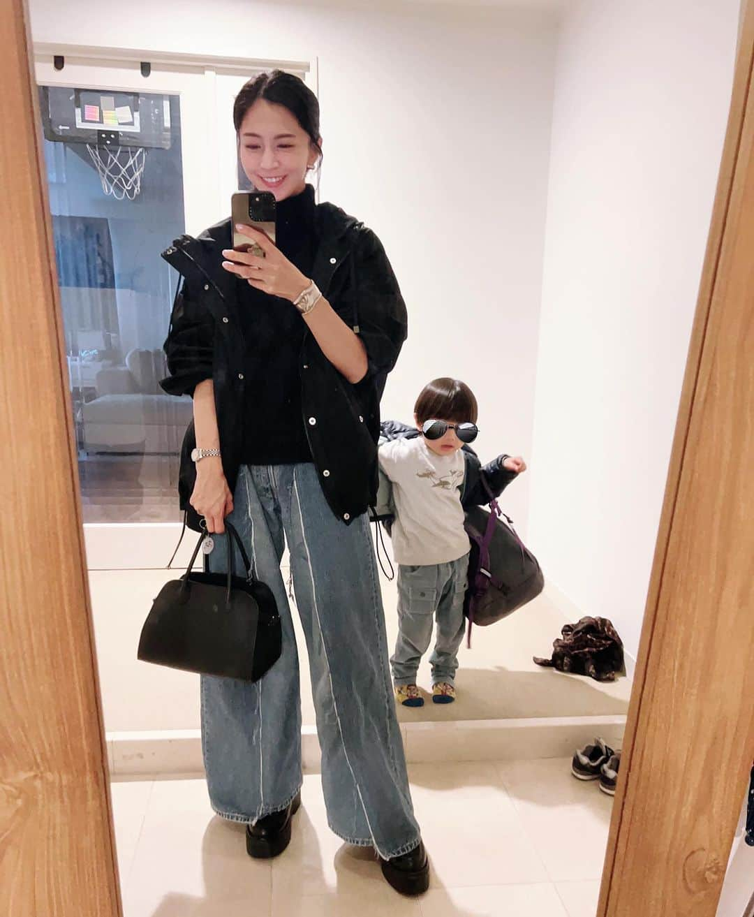 安田美沙子のインスタグラム：「きょうの私服。  あったかかったー！！ポカポカして、春みたいだったから、ダウンから薄手のアウターに着替えた！  明日はさむいらしい✨もう風邪ヒキタクナイ。。  次男の鬼太郎のものまね、かわい🤍  knit.. @elendeek  outer.. @victim.jp  denim.. @mine_denim  shoes.. @alm._official  bangle.. @tiffanyandco #鬼太郎　#どろぼう #ootd #私服 #みさこファッション」