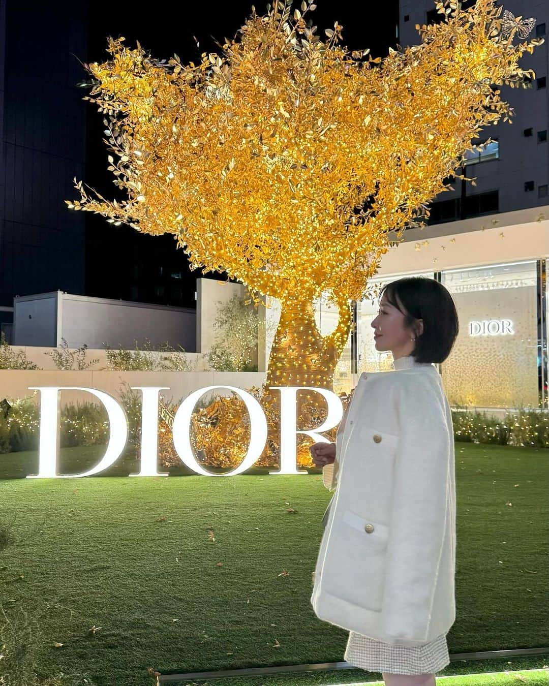 千葉由佳（ちばゆか）さんのインスタグラム写真 - (千葉由佳（ちばゆか）Instagram)「. 🦋✨ 夜なのにとっても暖かい金曜日💫 Diorのライトアップがとっても綺麗でした🌟 三上悠亜ちゃんのブランド @mistreass_official の展示会へ行ったり、お茶したり素敵な華金♡⃛  ゆあちゃんが着てるニットワンピオーダーした🥹🩷」11月24日 23時28分 - chibayuka