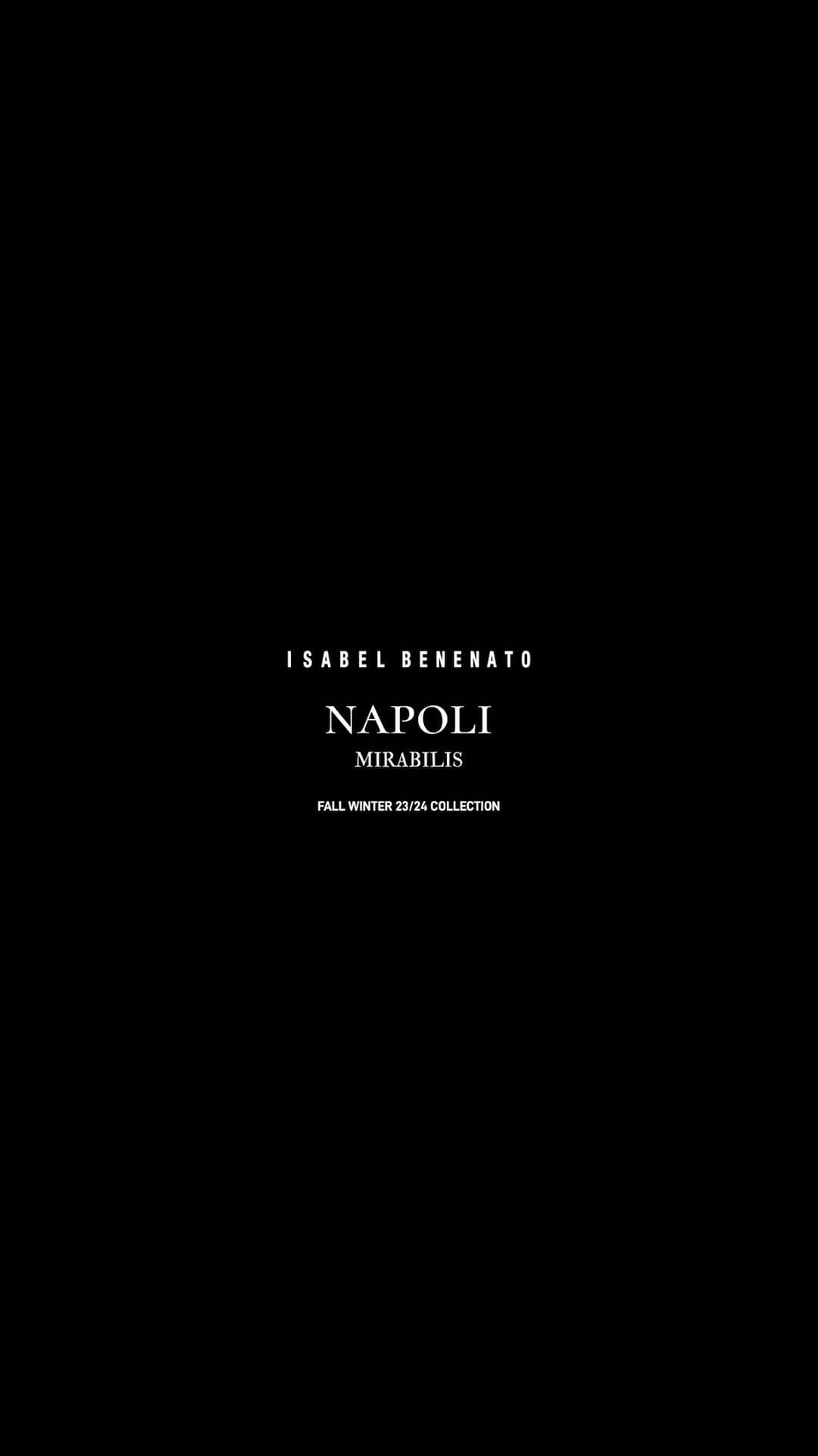 イザベルベネナートのインスタグラム：「@isabelbenenato  NAPOLI MIRABILIS #hometown 🖤」