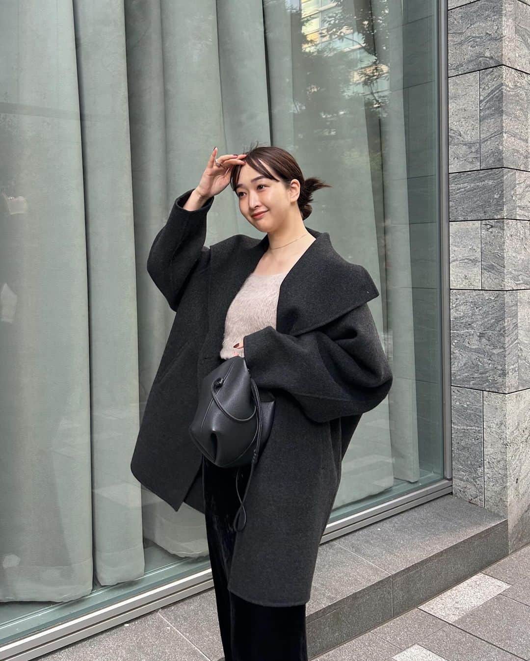 大坪はるらのインスタグラム：「ootd  coat @marno__official  tops @snidel_official  skirt @clane_official  bag @polene_paris  shoes @snidel_official   一目惚れのアウターを‪‪❤︎‬ シルエットも軽さも暖かさも、完璧です アウターが主役の時期がやってきた🤍」