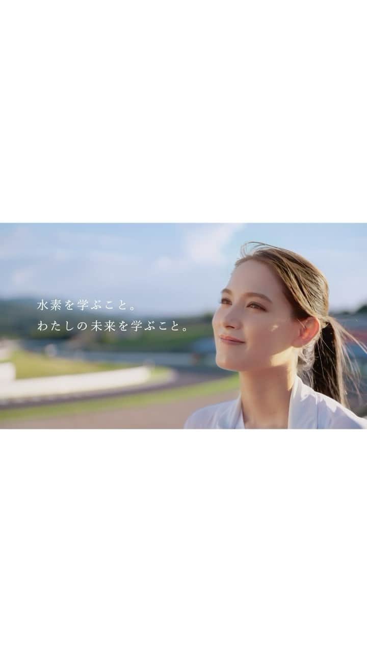 トラウデン直美のインスタグラム：「カワサキ水素大学　4限目！  夏に大分のオートポリスで、水素で走るレーシングカーを見てきました。耐久レースは実際に将来私たちが水素で動く車を使うときの安全性や品質を確かめるためにもとても大事！ それにしても、迫力にびっくりでした😳  ぜひ動画も見てください🌼」