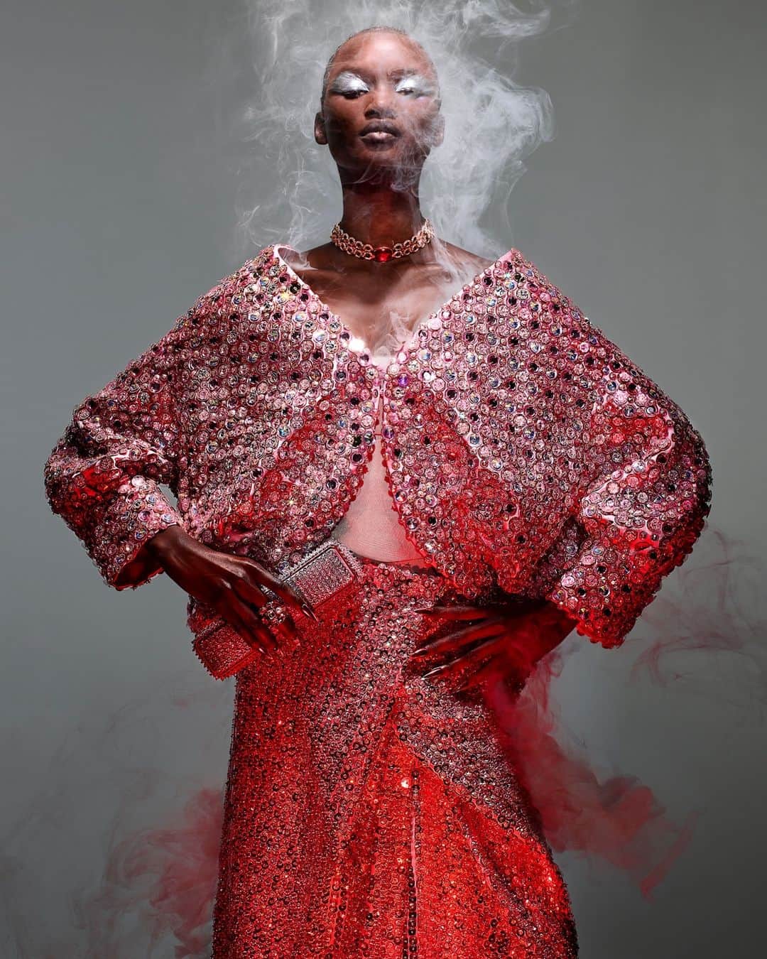 のインスタグラム：「Everyone knows that elegance lies in the details. The same sentiment rings true for this winter’s latest couture collections. As seen inside our new V145 Winter 2023 issue, we are taking a closer look at our favorite pieces of the season—including this dazzling look from @mrkimjones for @fendi that emphasizes the need for a bit of sparkle.  Head to the link in our bio to discover the rest of the looks + order your copy of V145 at shop.vmagazine.com. — From V145 Winter 2023 Issue  Photography @richardburbridge Fashion @annatrevelyan Makeup @yumilee_mua (@streetersagency) Hair @evaniefrausto using @bumbleandbumble (@streetersagency) Manicure @nailsbymamie (@seemanagement) Set Design @studio_hans_nyc (@thewallgroup) Model @abenynhial (@elitenyc)  Pink 3D embroidered cocoon back jacket, pink 3D embroidered plissé skirt, nude bandage corset @fendi Haute Couture / All jewelry @bulgari High jewelry earrings (in white gold with rubies and pavé-set diamonds) High jewelry necklace (in pink gold with rubellite and pavé-set diamonds) High jewelry ring (in white gold with a ruby and pavé-set diamonds)」