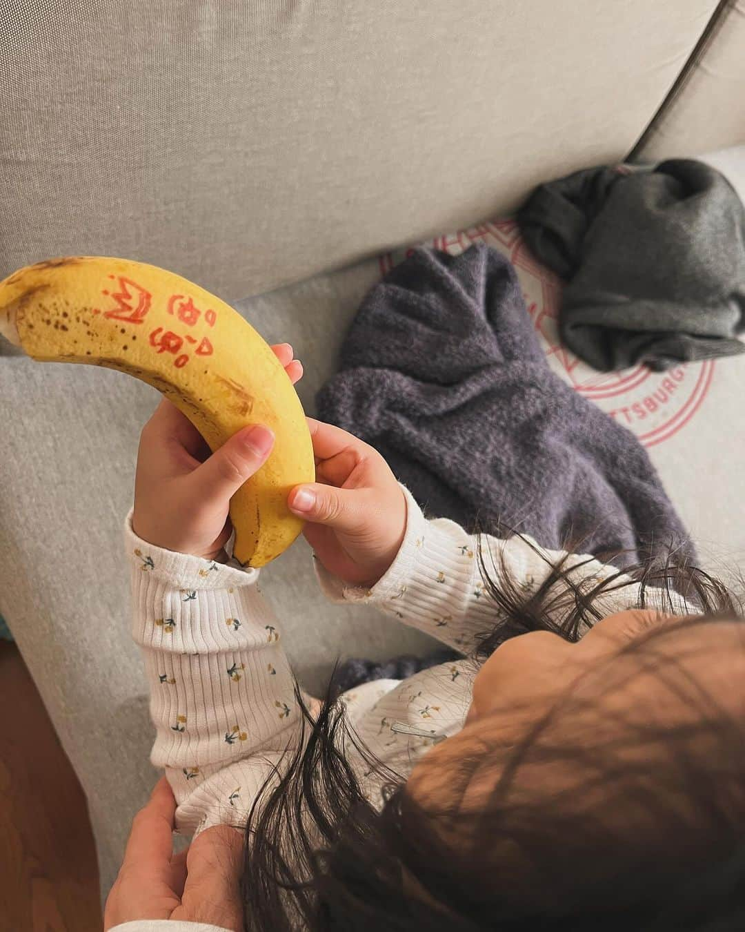 肘井美佳さんのインスタグラム写真 - (肘井美佳Instagram)「When you want kids to eat a banana quickly, draw a face on it.  顔を描いたらすぐに食べてくれる  #banana #breakfast #子供朝ごはん #大体いつもパンとフルーツとヨーグルト #すぐ席を立っちゃうのはなぜ? #座って食べてくれ #本当はTHE・和食の朝ごはんを皆で食べたい #座って1人で大人しく食べられるようになったら #いつかの夢 #と言いつつ私は毎朝ミューズリー #皆様の朝ごはん事情教えてください」11月24日 23時36分 - mikahijii