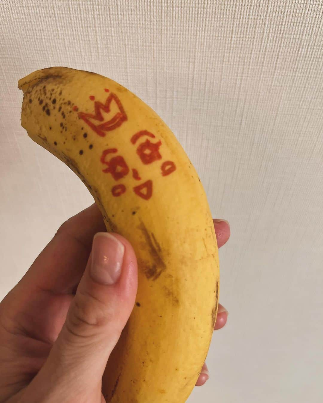 肘井美佳のインスタグラム：「When you want kids to eat a banana quickly, draw a face on it.  顔を描いたらすぐに食べてくれる  #banana #breakfast #子供朝ごはん #大体いつもパンとフルーツとヨーグルト #すぐ席を立っちゃうのはなぜ? #座って食べてくれ #本当はTHE・和食の朝ごはんを皆で食べたい #座って1人で大人しく食べられるようになったら #いつかの夢 #と言いつつ私は毎朝ミューズリー #皆様の朝ごはん事情教えてください」