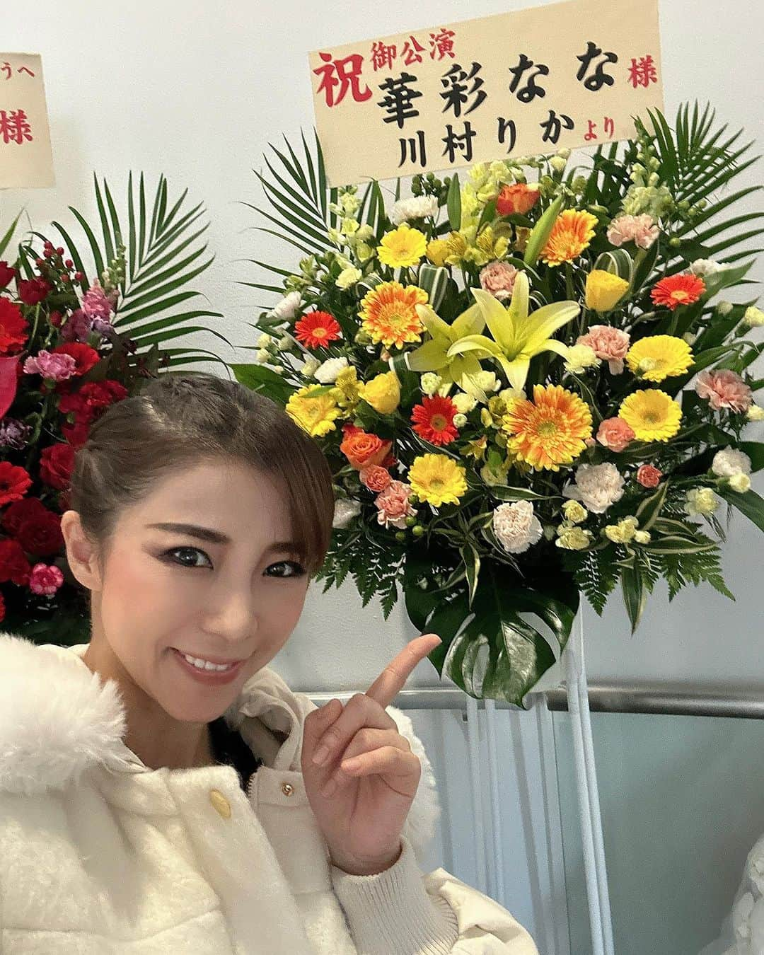 華彩ななさんのインスタグラム写真 - (華彩ななInstagram)「今回も会場に沢山のお花が、、☺️💕 ありがとうございます🩷🩷🩷 これをみて、テンション上がります🥰❣️ 残り2日も頑張ります😆😆😆❣️❤️❤️❤️」11月24日 23時37分 - nanakasai