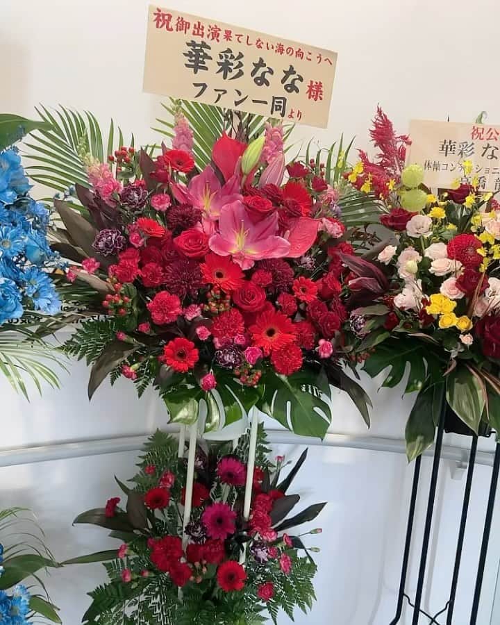 華彩ななのインスタグラム：「今回も会場に沢山のお花が、、☺️💕 ありがとうございます🩷🩷🩷 これをみて、テンション上がります🥰❣️ 残り2日も頑張ります😆😆😆❣️❤️❤️❤️」